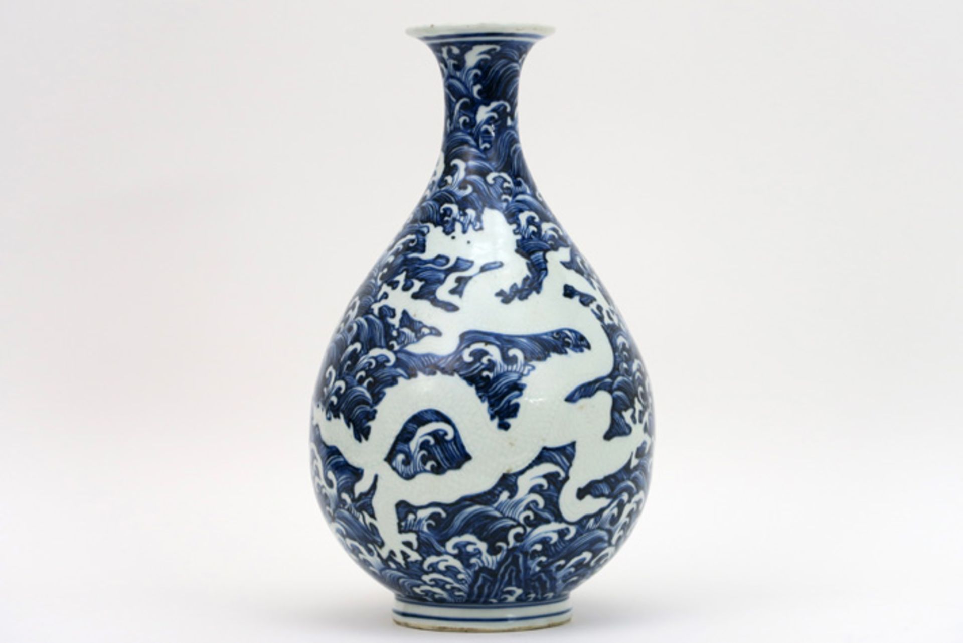 Chinese vaas in gemerkt porselein met een blauwwit drakendecor - hoogte : 32,5 cm ||Chinese vase