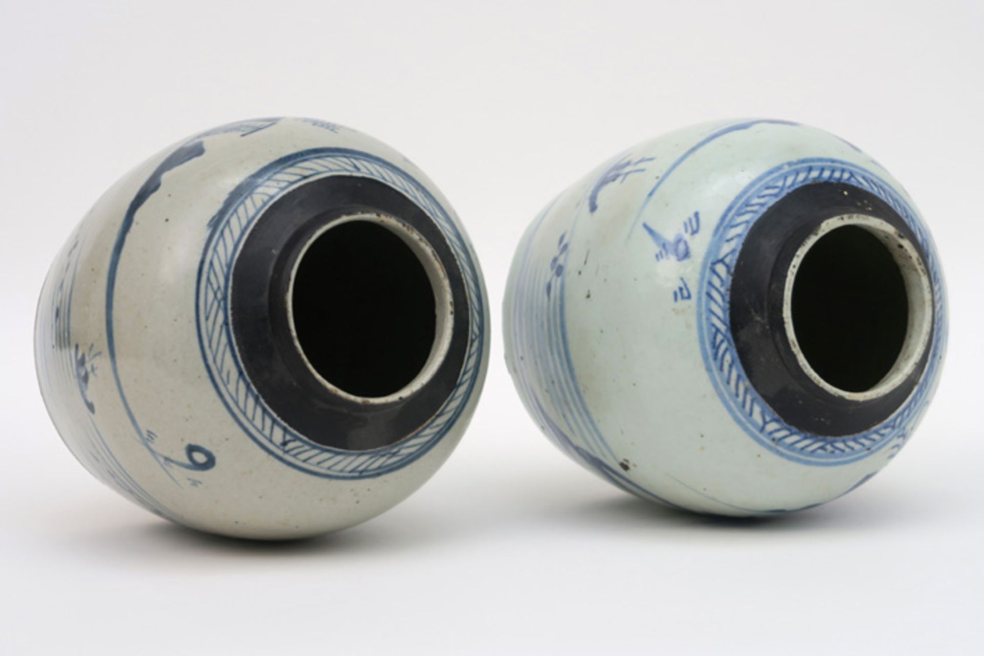 Lot van twee Chinese gemberpotten in porselein met een blauwwit decor - hoogte : 16,5 cm ||two - Bild 3 aus 4