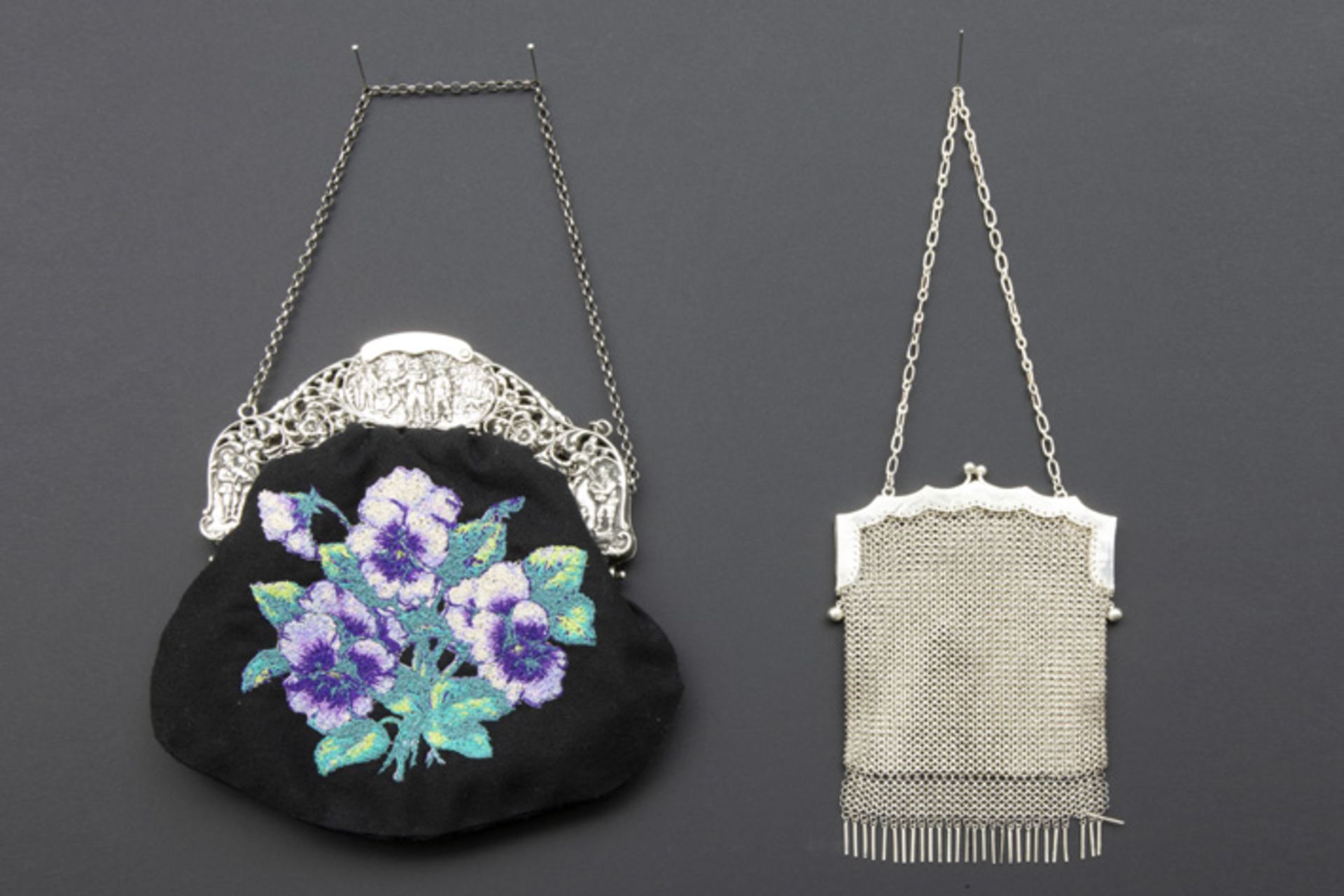 Lot van twee antieke handtassen, één met borduurwerk en zilver en één in zilver ||two antique purses