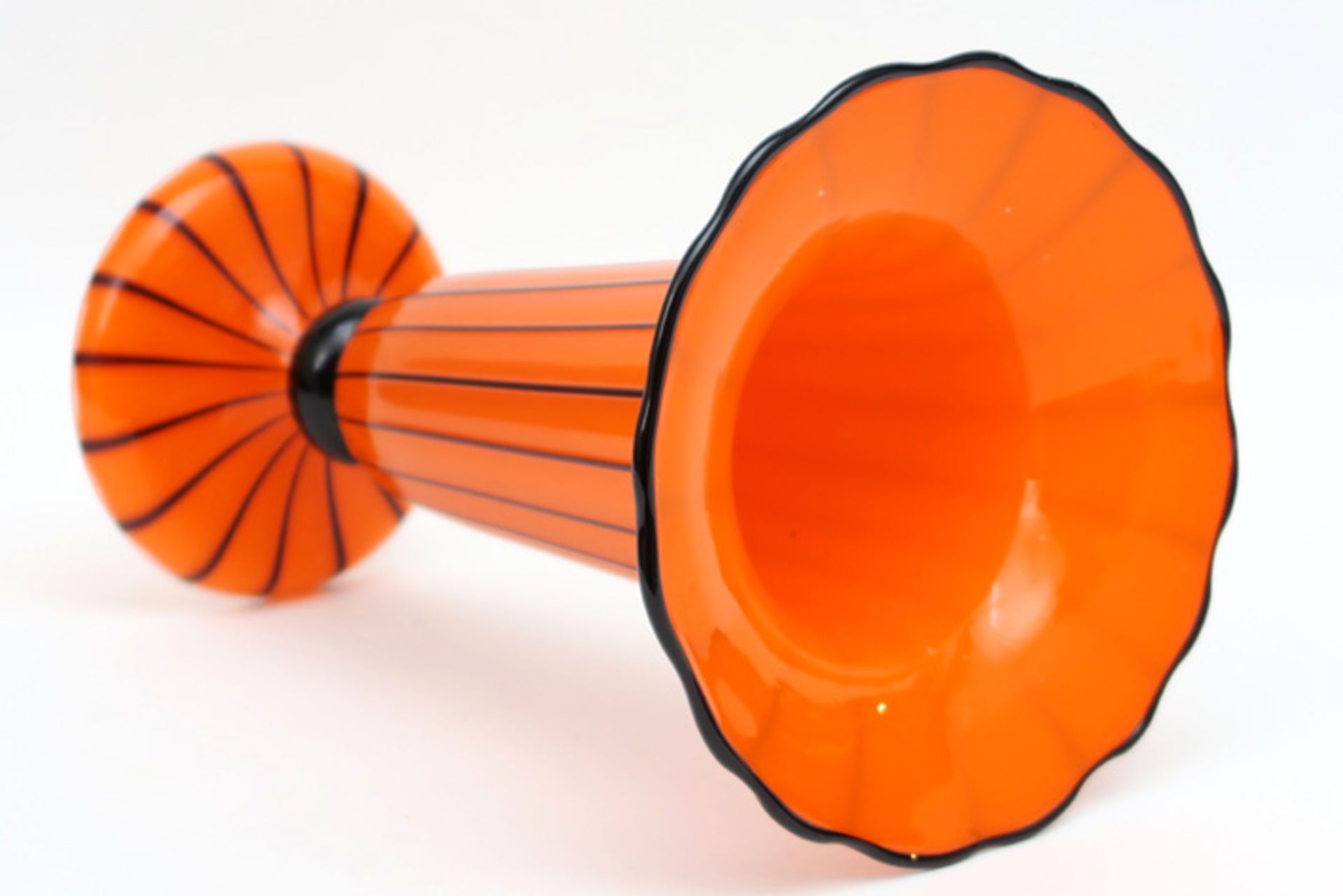 Mogelijk Wiener Werkstätte -Jugendstil vaas met sierlijke kelkvorm in oranje en zwart glas - - Image 3 of 3