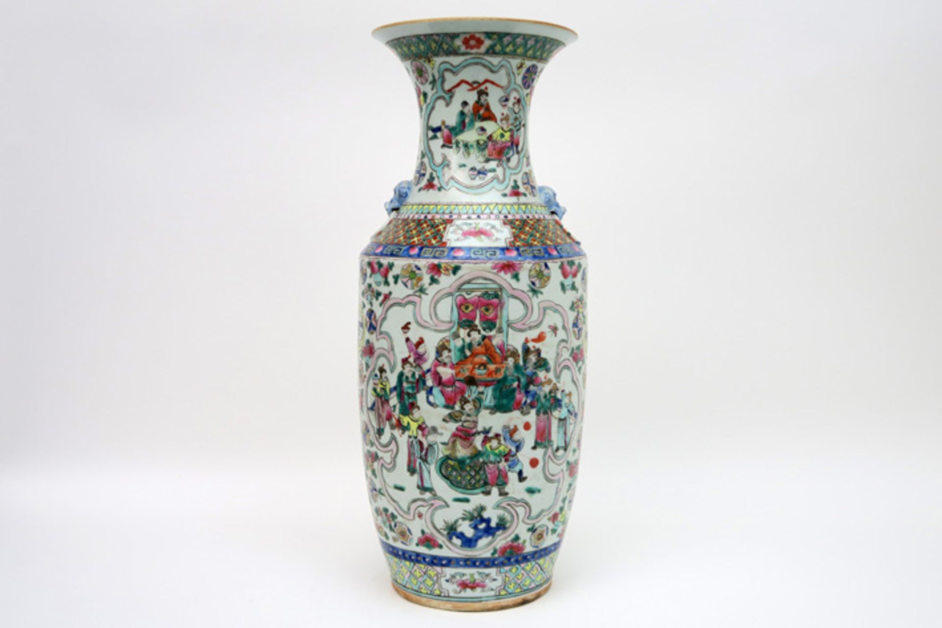 Chinese vaas in porselein met een rijk polychroom figurendecor - hoogte : 56,8 cm ||Chinese vase - Image 2 of 4