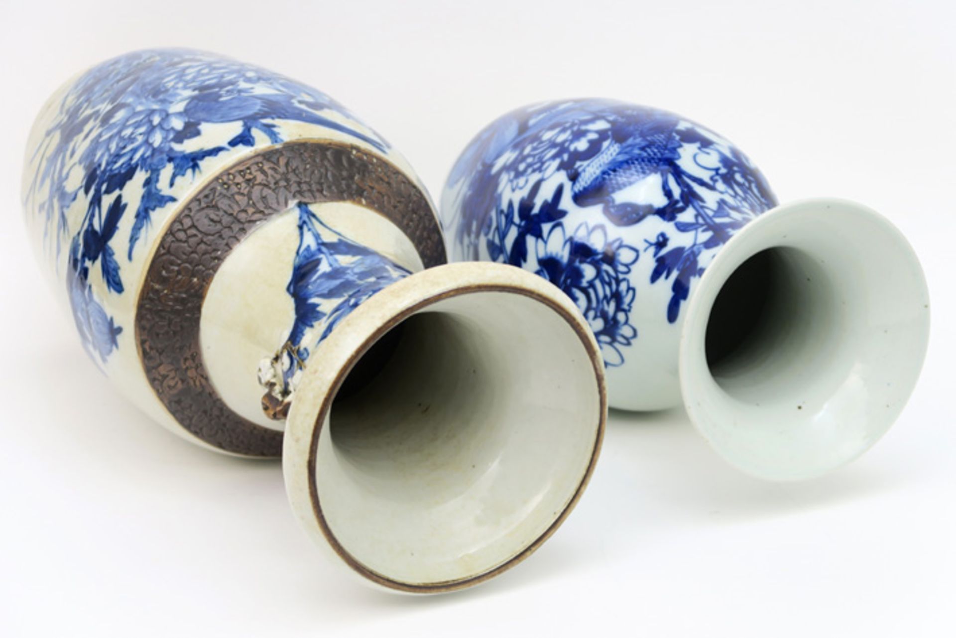 Lot van twee Chinese vazen in porselein met een blauwwit decor - één op celadon - hoogtes : 43 en - Bild 3 aus 4