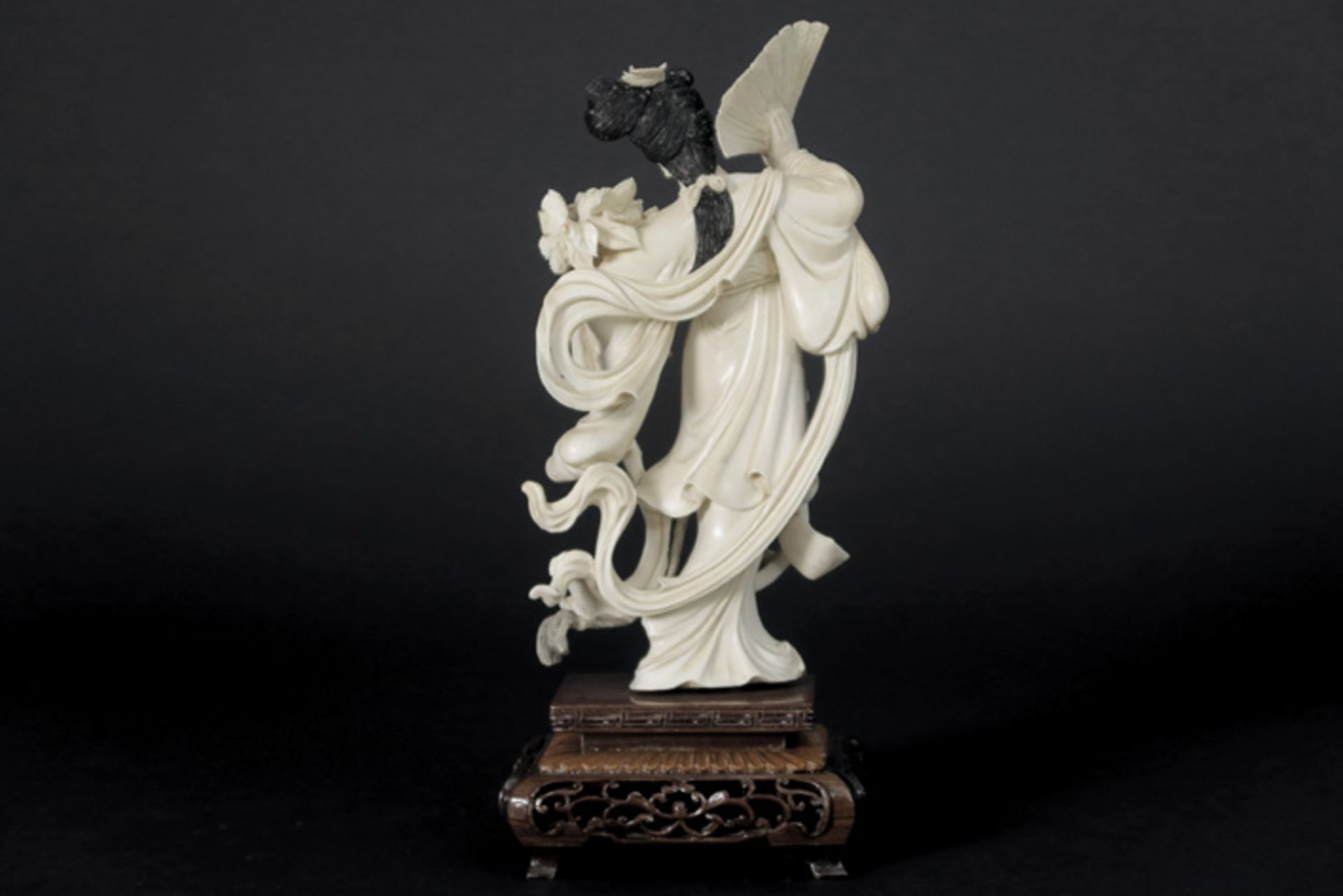 Oude Chinese sculptuur in ivoor : "Danseres met waaier" - hoogte : 18,5 cm - gewicht : 262 gram - - Image 2 of 2