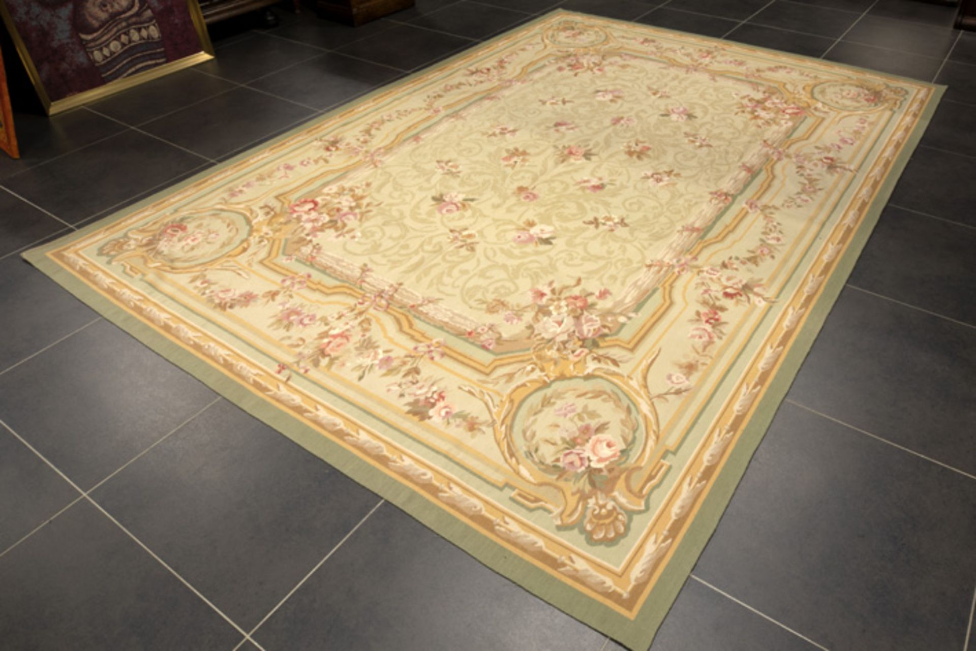 Mooi en goedbewaard Aubusson-tapijt met een typische Napoleon III-, doorlopende bloementekening in