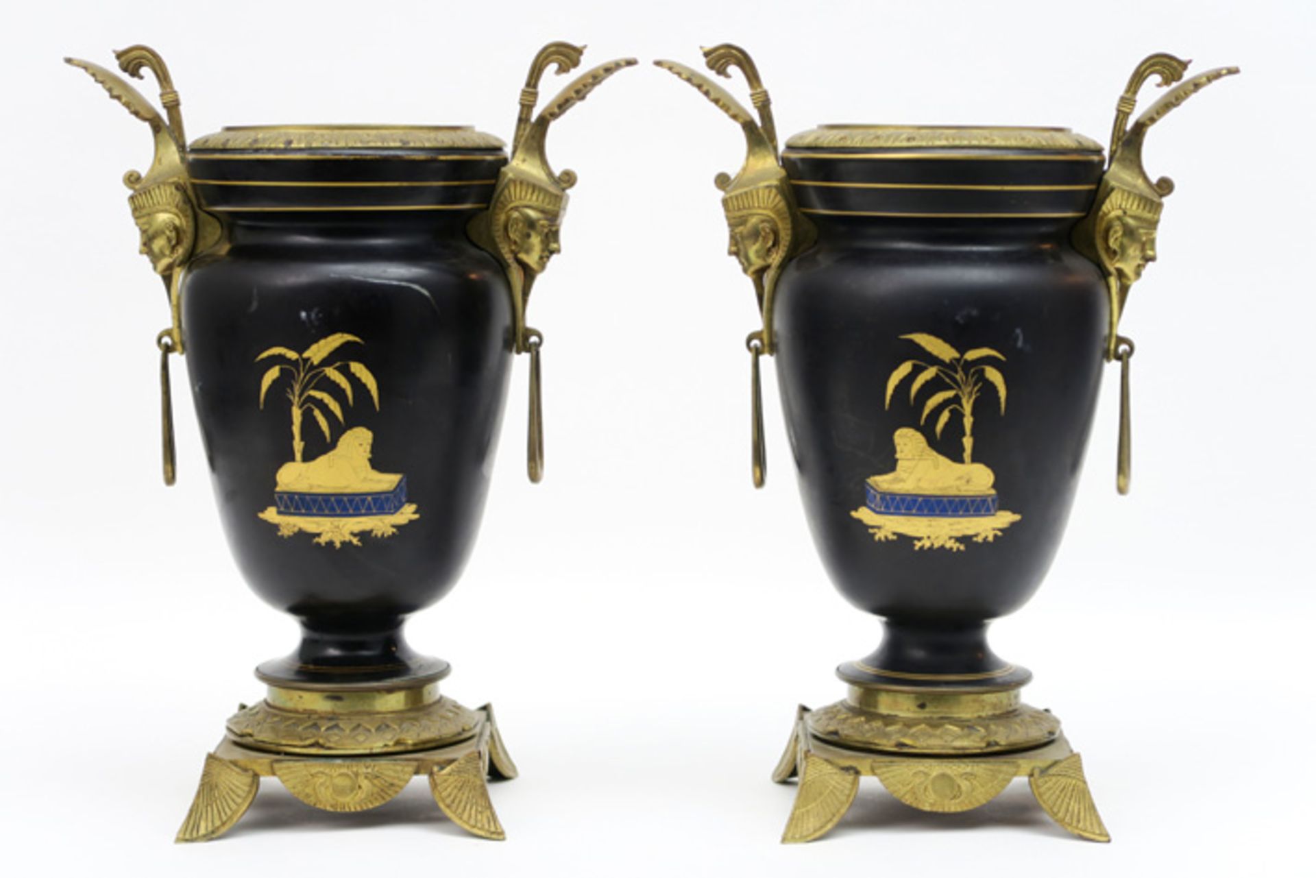 Paar negentiende eeuwse urnvormige vazen met een "Egyptisch decor" in porselein met een montuur in - Image 2 of 3