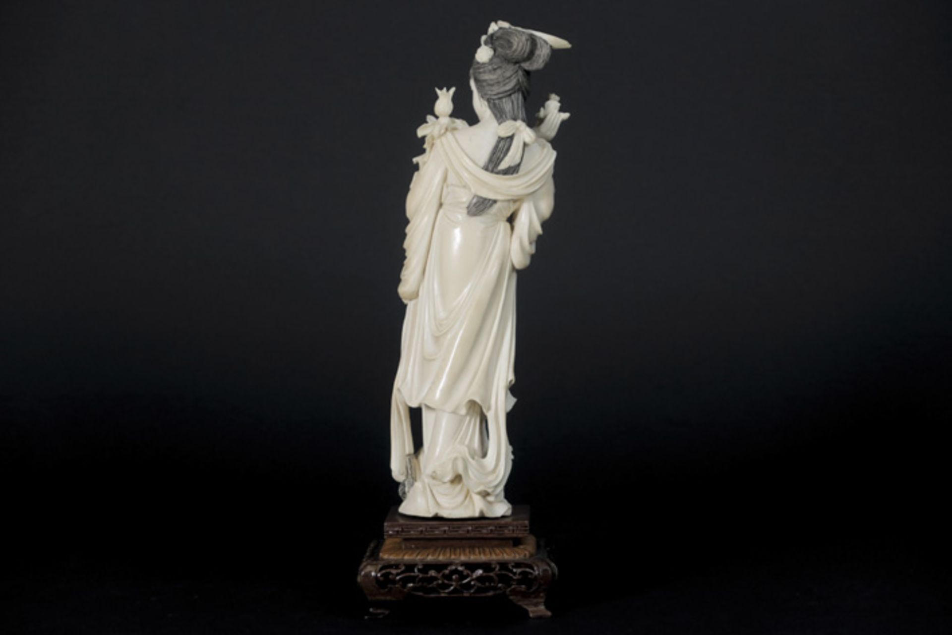 Oude Chinese sculptuur in ivoor : "Bloemenmeisje" - hoogte : 25,5 cm - gewicht : 590 gram - ca - Bild 2 aus 2