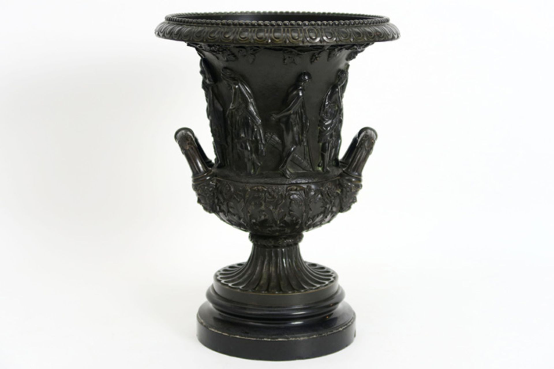 Urnvormige bronzen vaas in Empire-stijl met een bas-reliëf van figuren en op marmeren basis - hoogte - Image 2 of 3