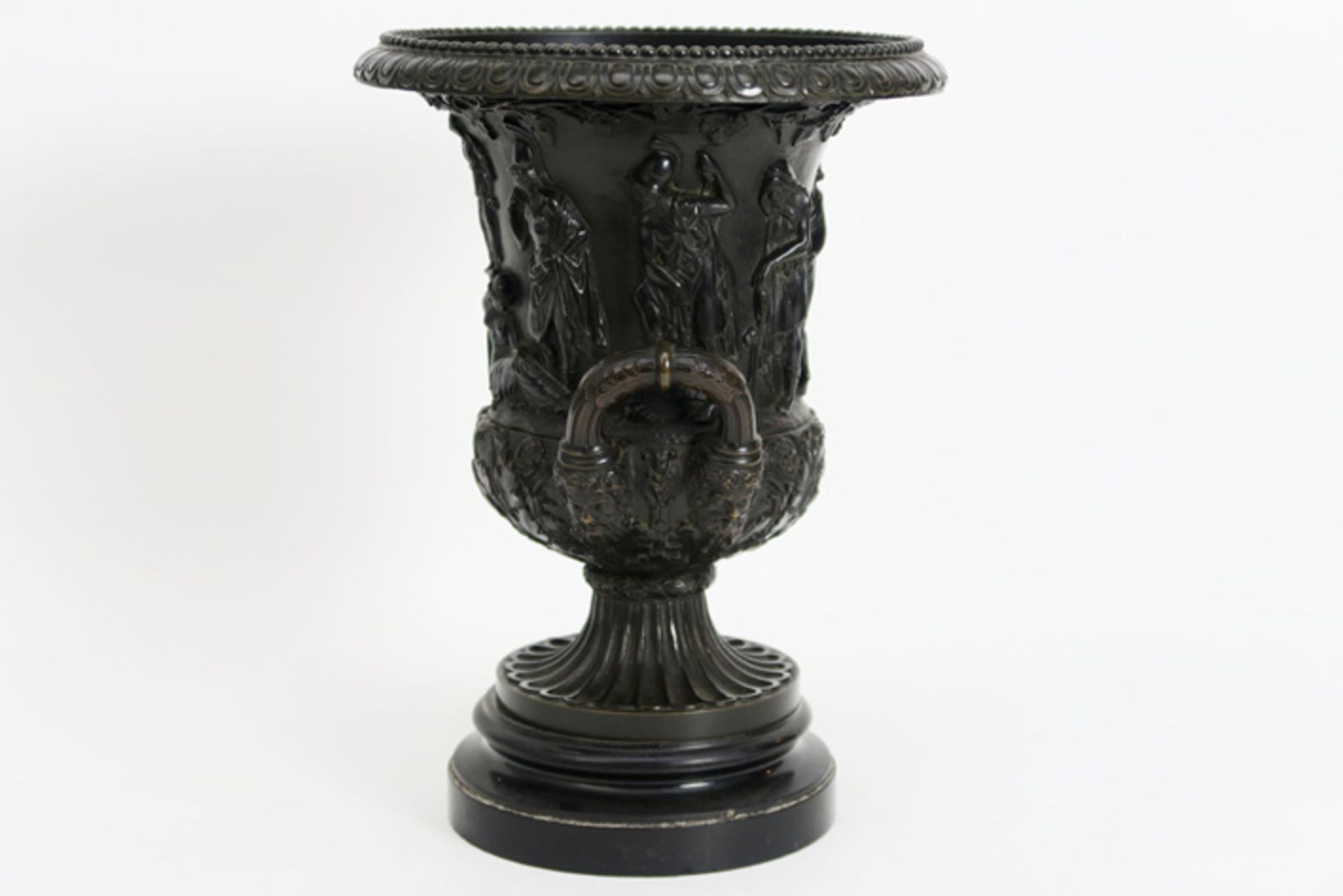 Urnvormige bronzen vaas in Empire-stijl met een bas-reliëf van figuren en op marmeren basis - hoogte - Image 3 of 3