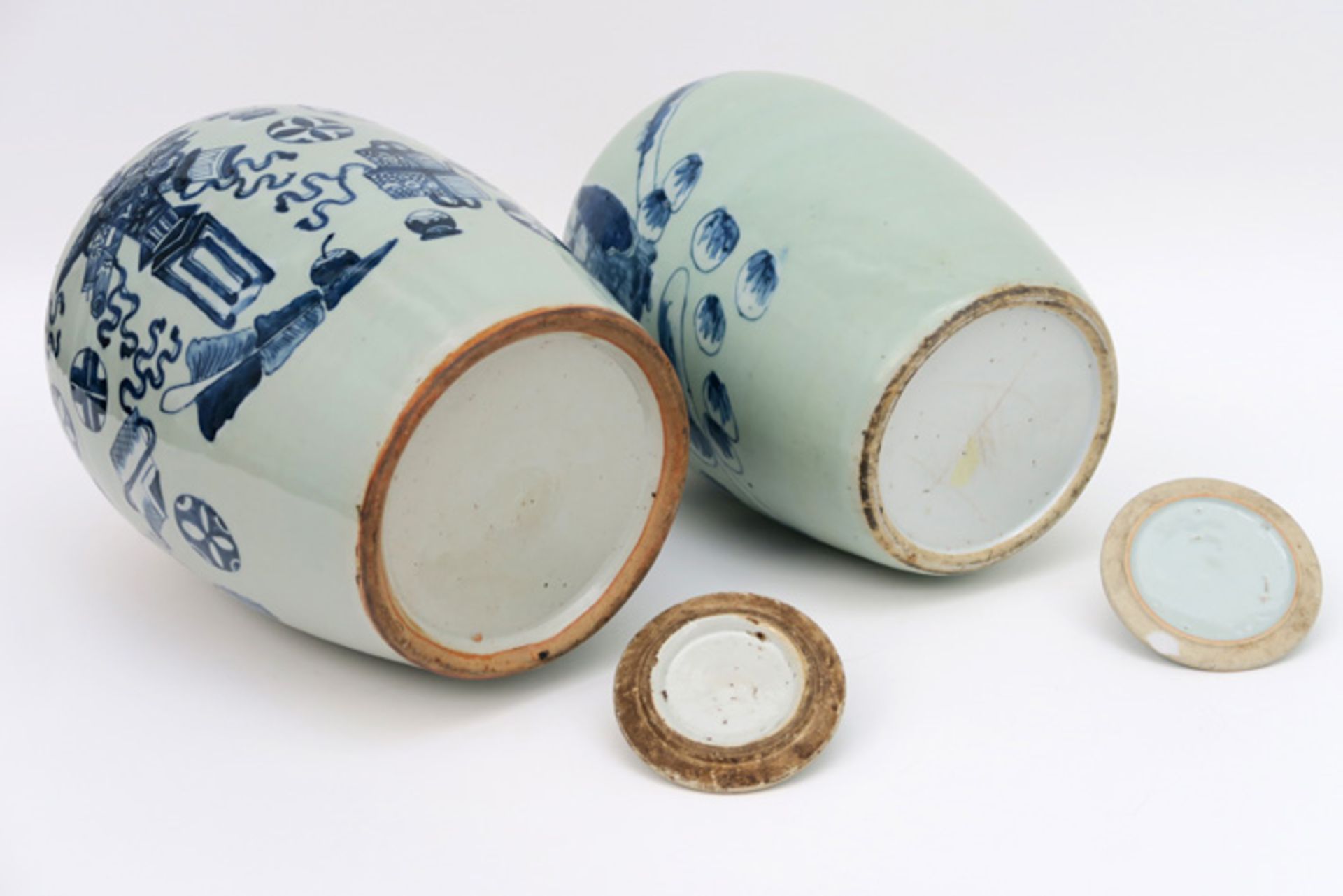 Lot van twee antieke Chinese gemberpotten in porselein, één met een blauwwit landschaps- en één - Image 4 of 4