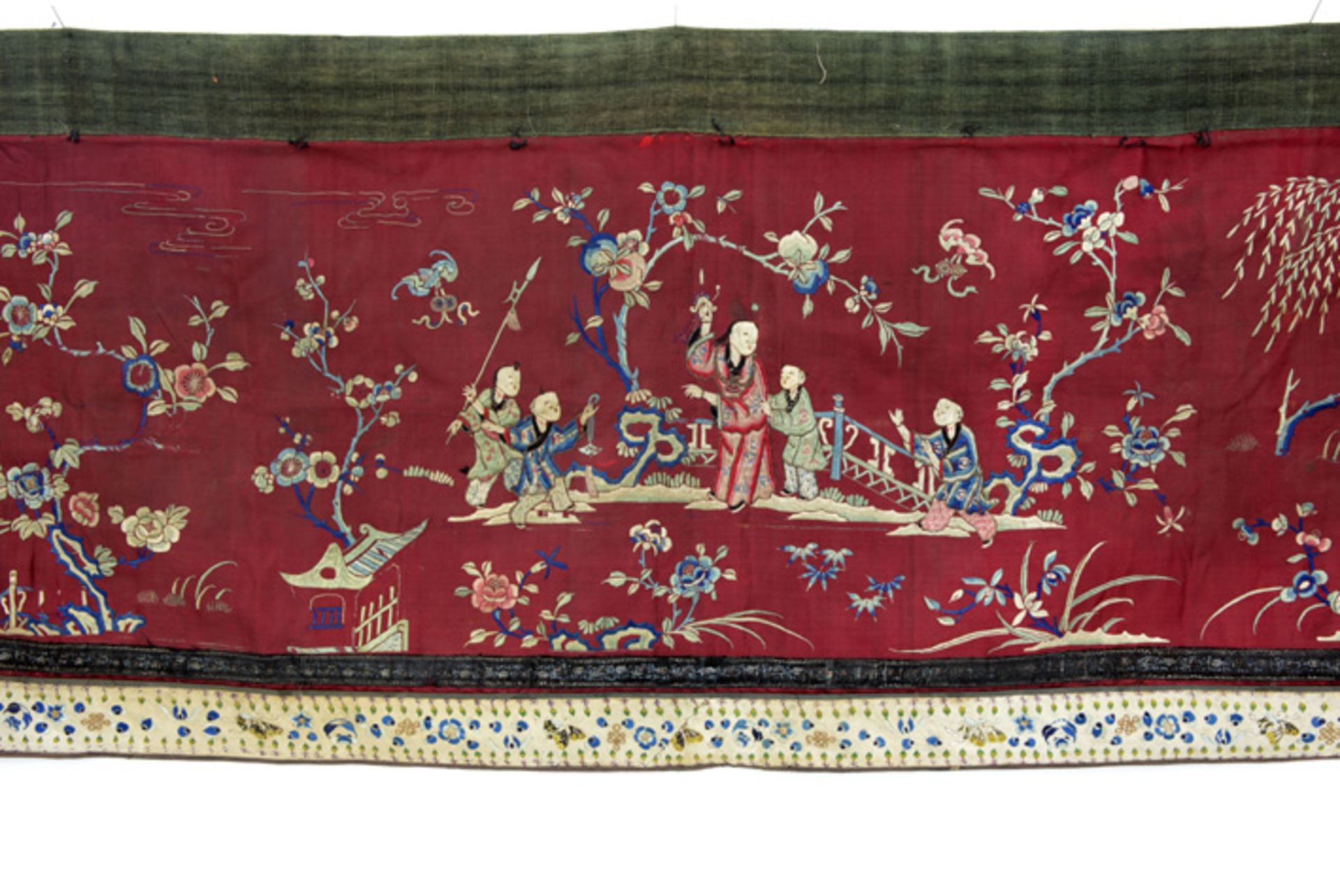 CHINA - QING-DYNASTIE (1644 - 1912) antiek borduurwerk in zijde op zijde met de voorstelling van - Image 2 of 2
