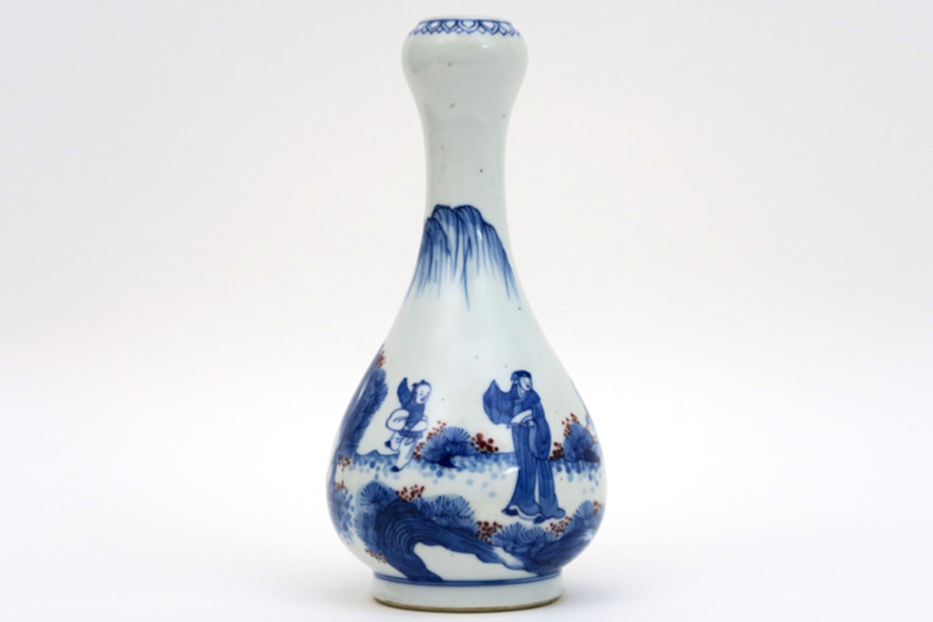 Chinees vaasje in gemerkt porselein met een blauwwit landschaps- en figurendecor - hoogte : 22