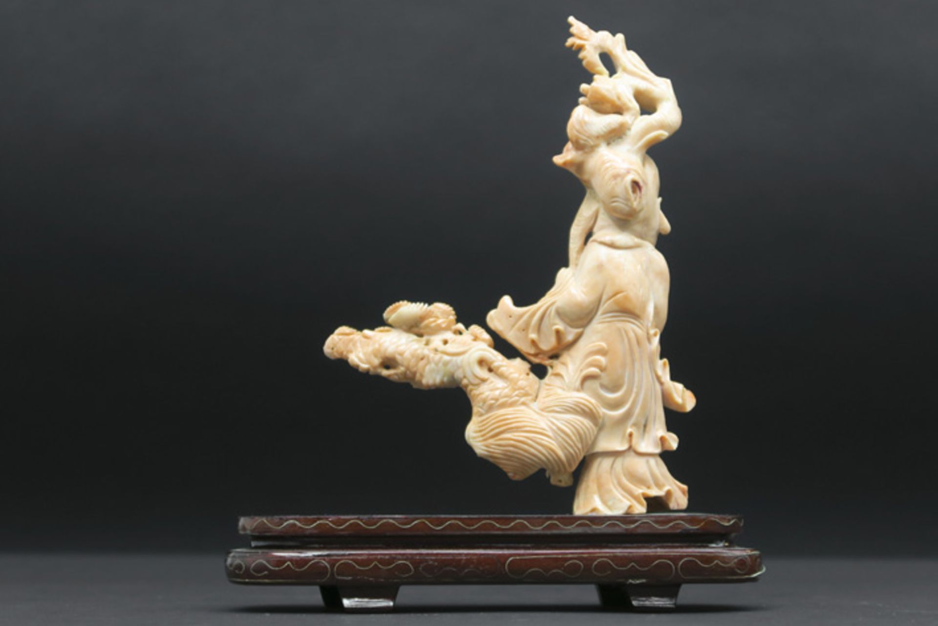 Oude Chinese sculptuur in koraal : "Onsterfelijke" - hoogte en breedte : 17,5 en 13,5 cm - gewicht : - Image 2 of 2
