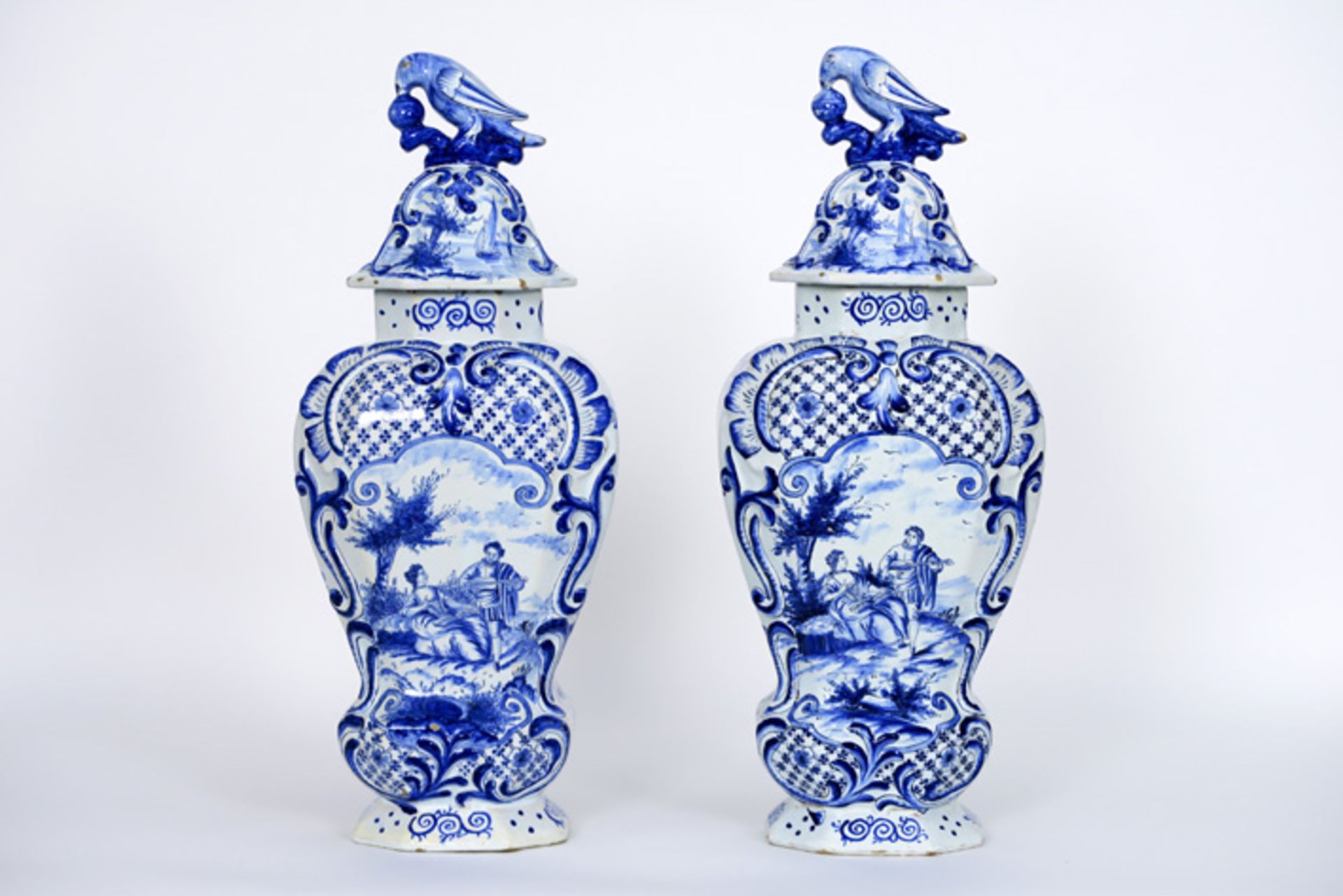 Paar antieke gedekselde vazen in faïence van Delft met blauwwit decor - hoogte : 47 cm||pair of