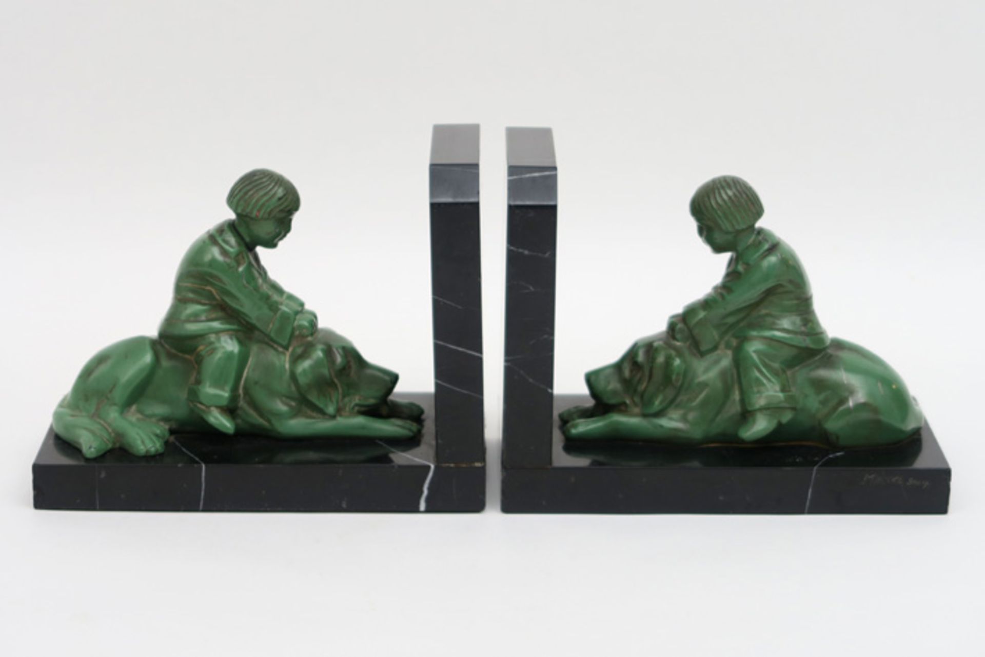MARTEL (sculp.) paar Art Deco-boekensteunen telkens met een sculptuur met groene patine met een