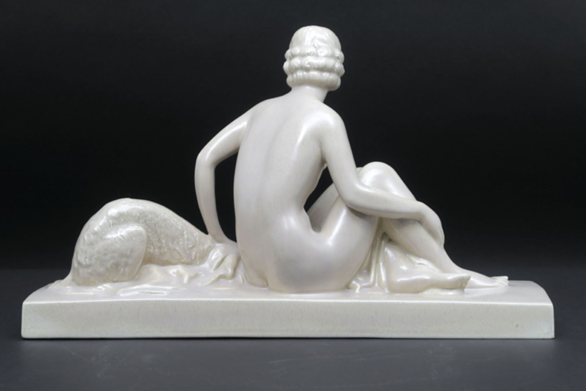 LEMANCEAU CHARLES (1905 - 1980) Art Deco-sculptuur in faïence : "Zittende vrouw met hazewind" - - Image 2 of 3