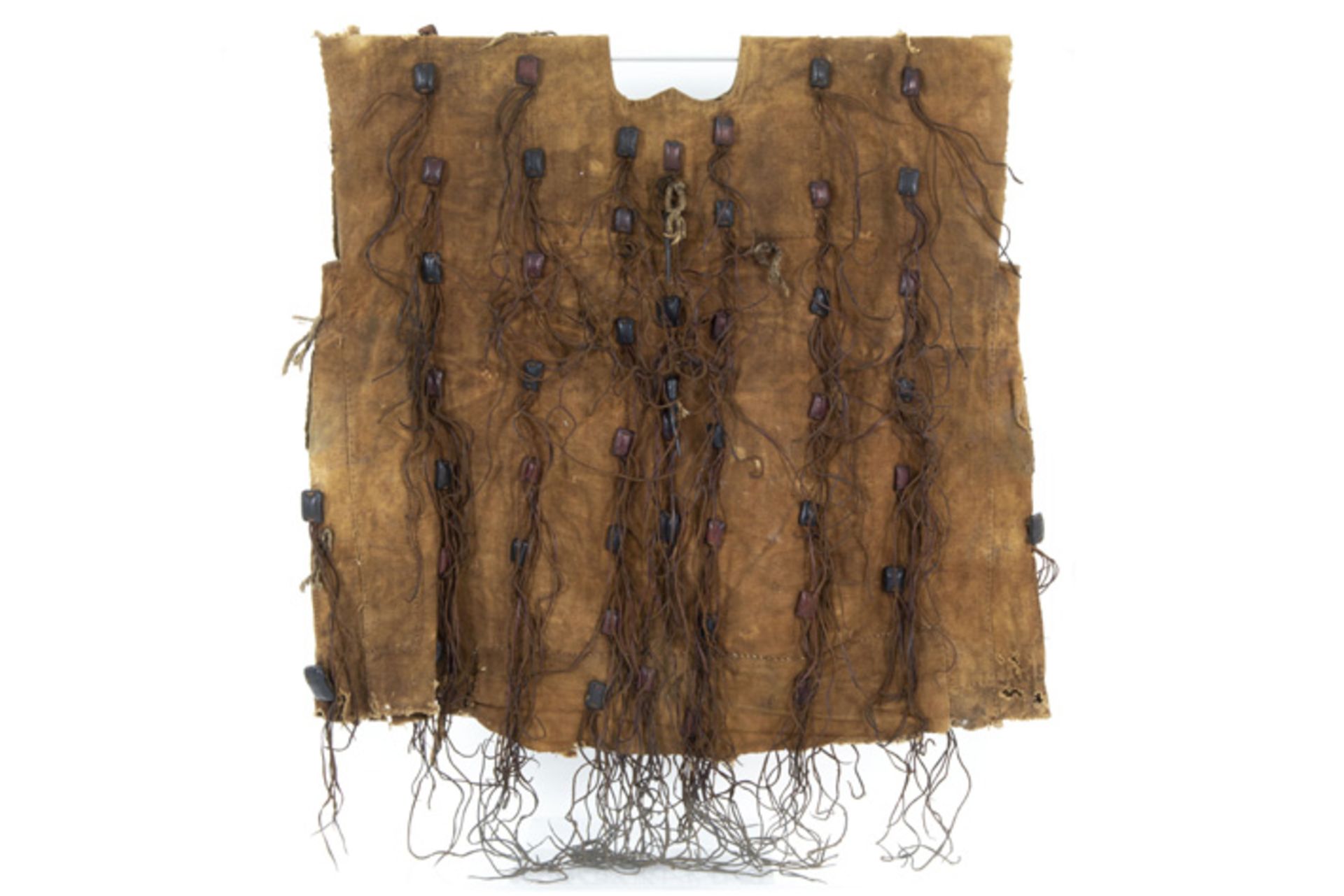 Afrikaans oorlogskleed in textiel en leder - in plexi case (101 x 96 x 16,5 cm) ||African warrior' - Image 2 of 2