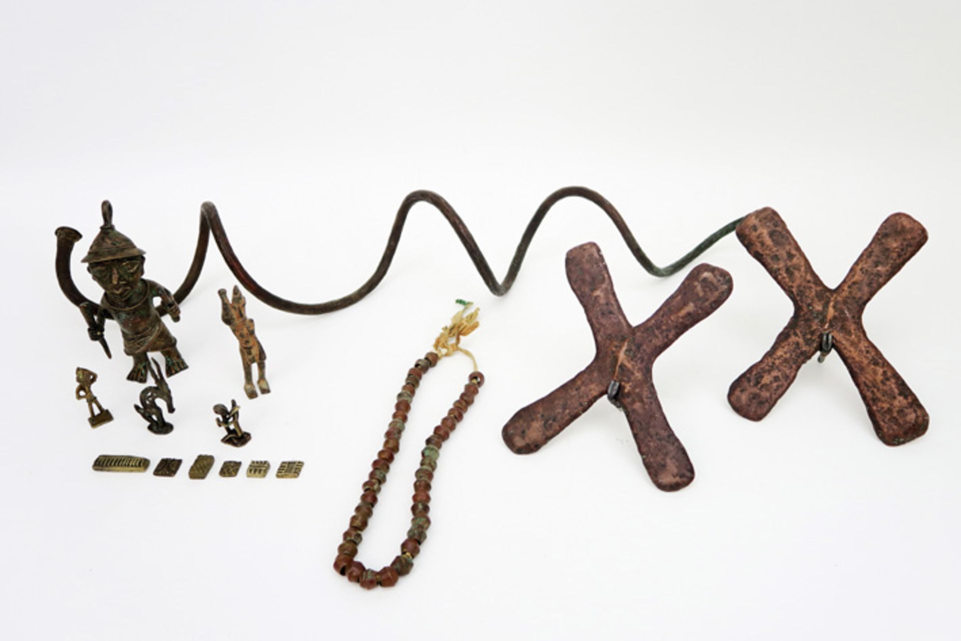 Lot Afirkaanse items in een bronslegering waaronder twee zgn "Katanga" - kruisen en een slangenvorm,