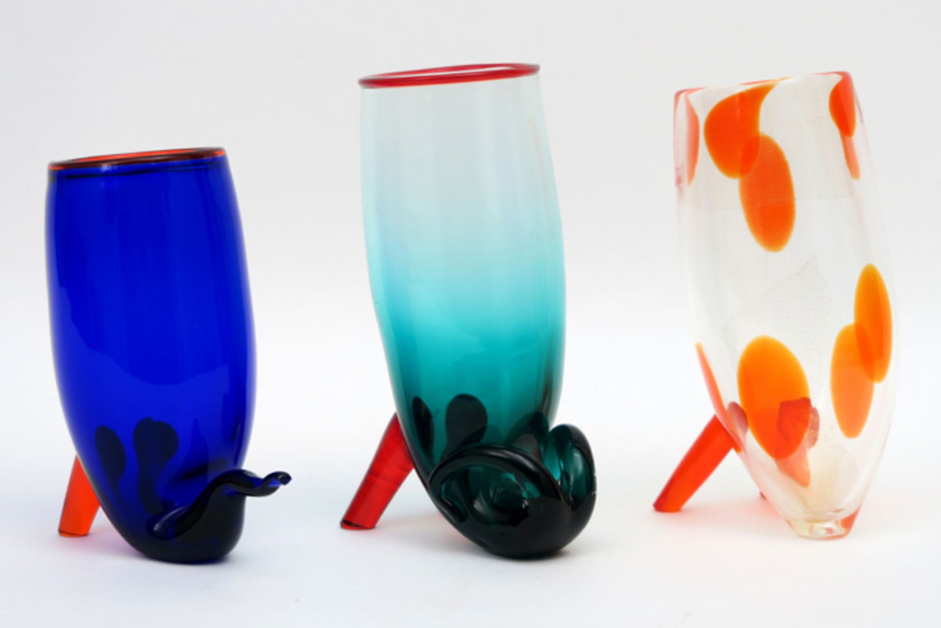 ROSIN MARIA GRACIA (° 1958) lot van drie glazen met een typische vormgeving in gekleurd glas - - Image 4 of 5