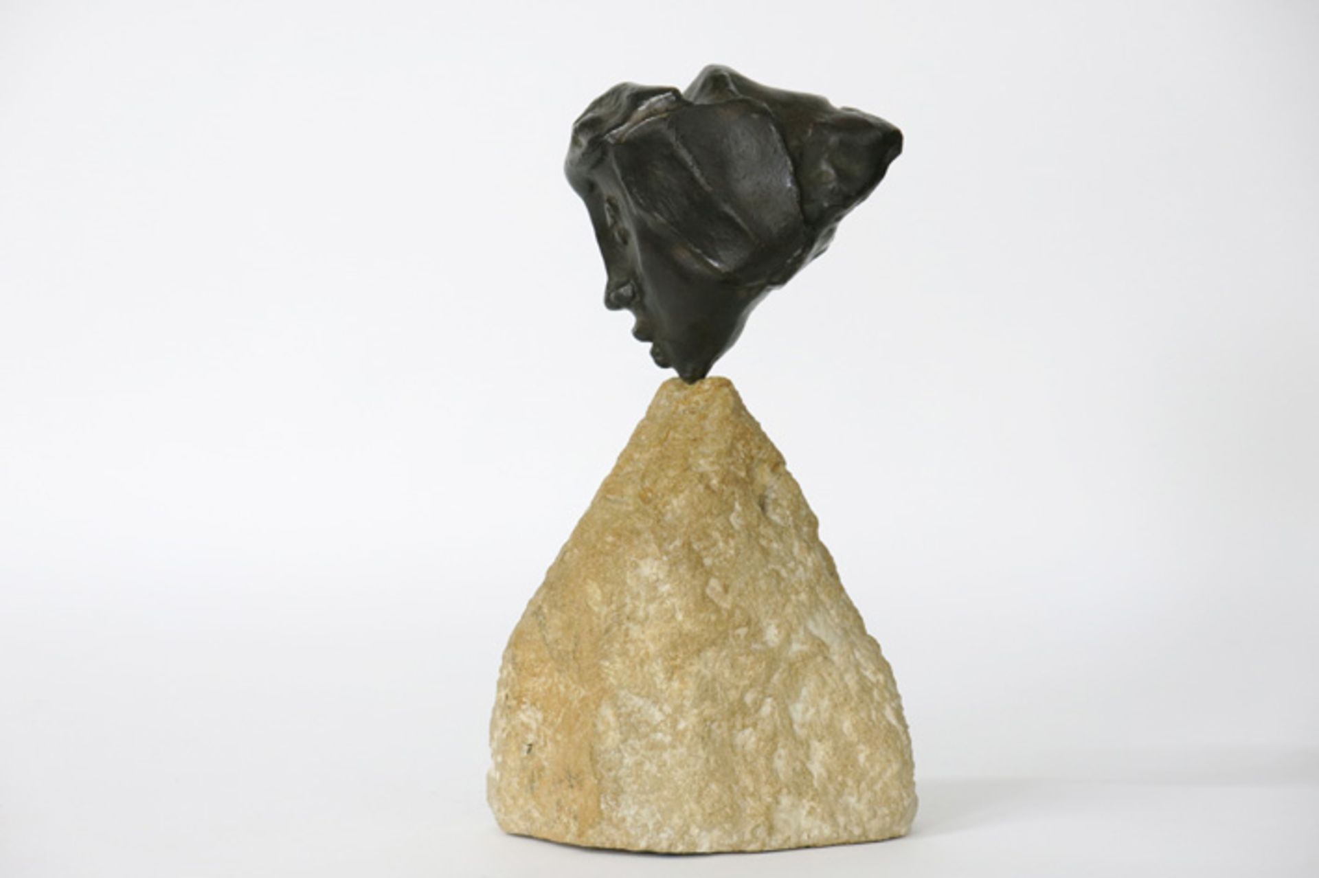 BUSATO GUALTIERO (° 1941) sculptuur in brons n° 1/100 op een basis in steen , getiteld "Maschera - Image 3 of 5