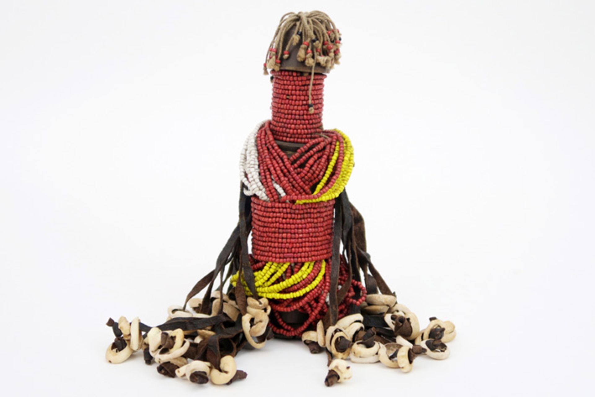 AFRIKA - NIGERIA oud "Mumuyé" vruchtbaarheidspopje met kralen, leder en schelpjes - hoogte : 19,5 cm