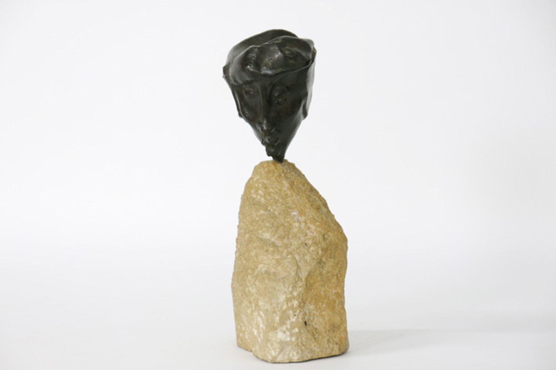 BUSATO GUALTIERO (° 1941) sculptuur in brons n° 1/100 op een basis in steen , getiteld "Maschera - Image 2 of 5
