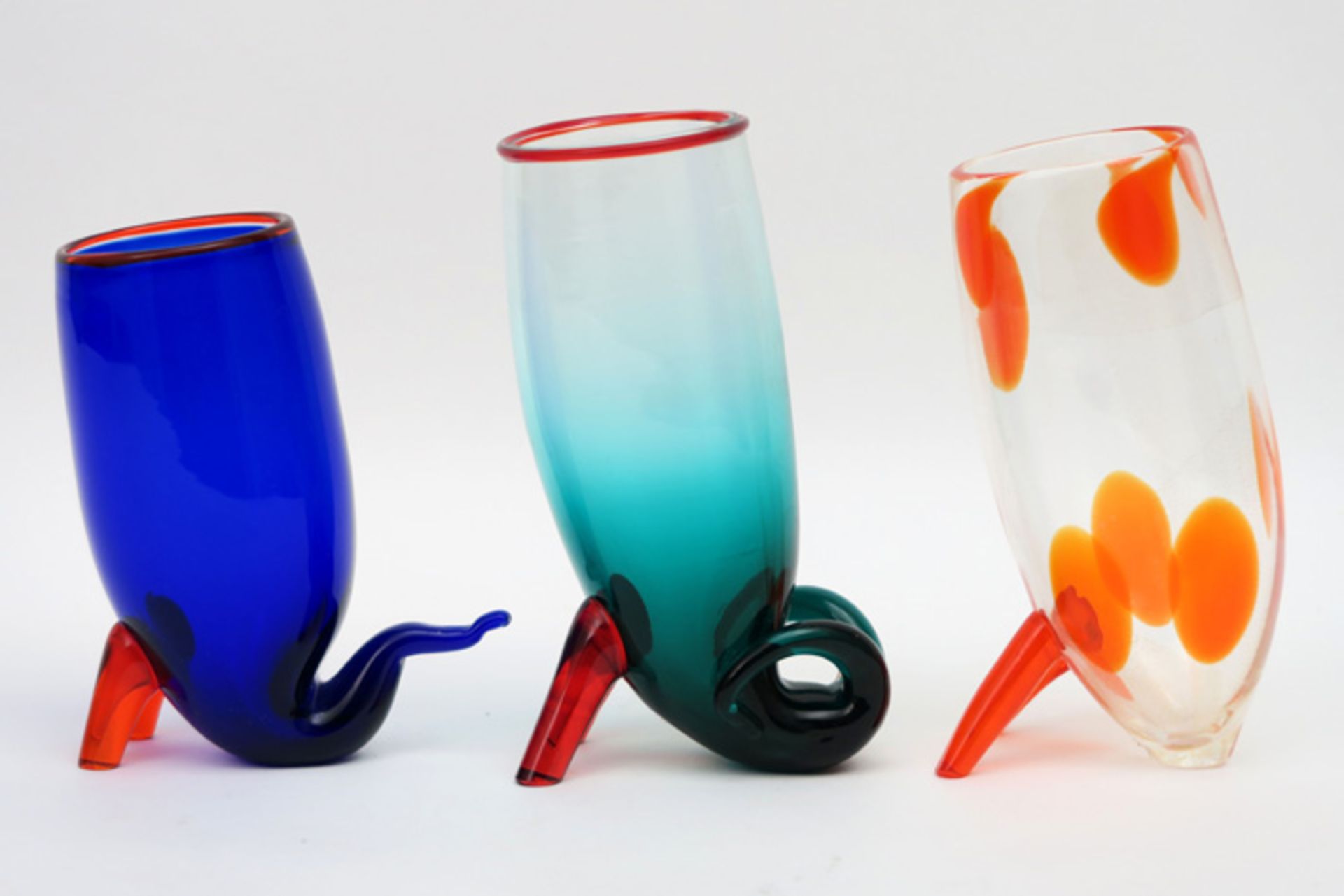 ROSIN MARIA GRACIA (° 1958) lot van drie glazen met een typische vormgeving in gekleurd glas -