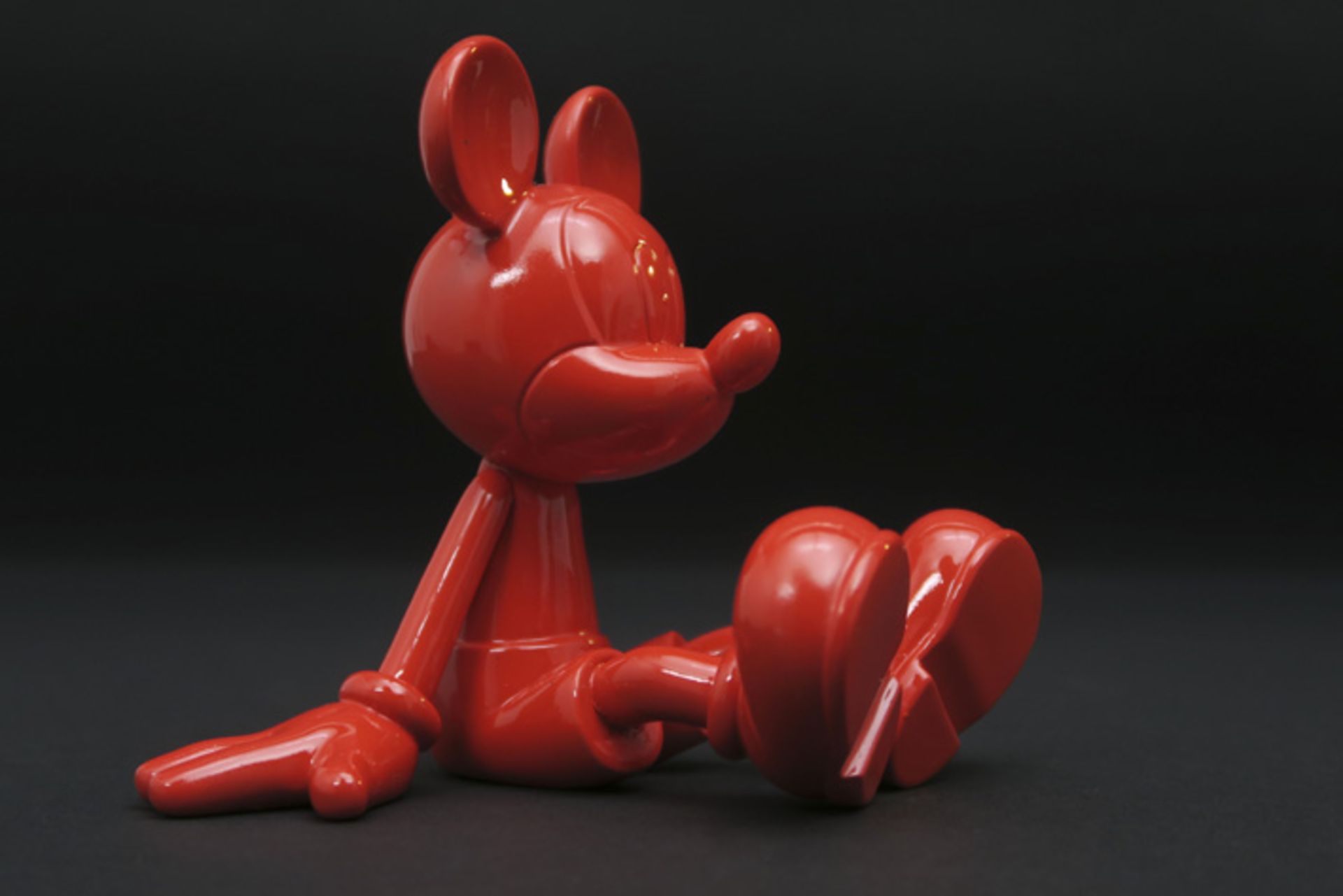 LEBLON DELIENNE & DISNEY "Mickey" sculptuur in hars (rode uitvoering) - hoogte : 12 cm gemerkt en - Bild 2 aus 3