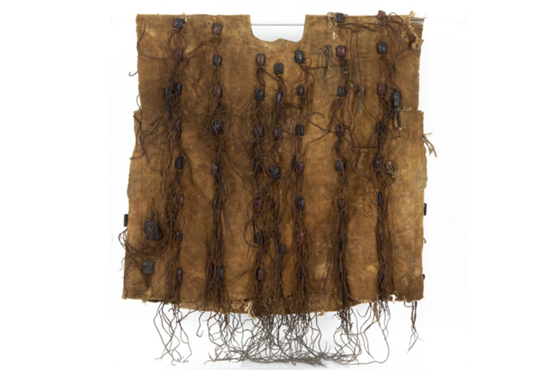 Afrikaans oorlogskleed in textiel en leder - in plexi case (101 x 96 x 16,5 cm) ||African warrior'
