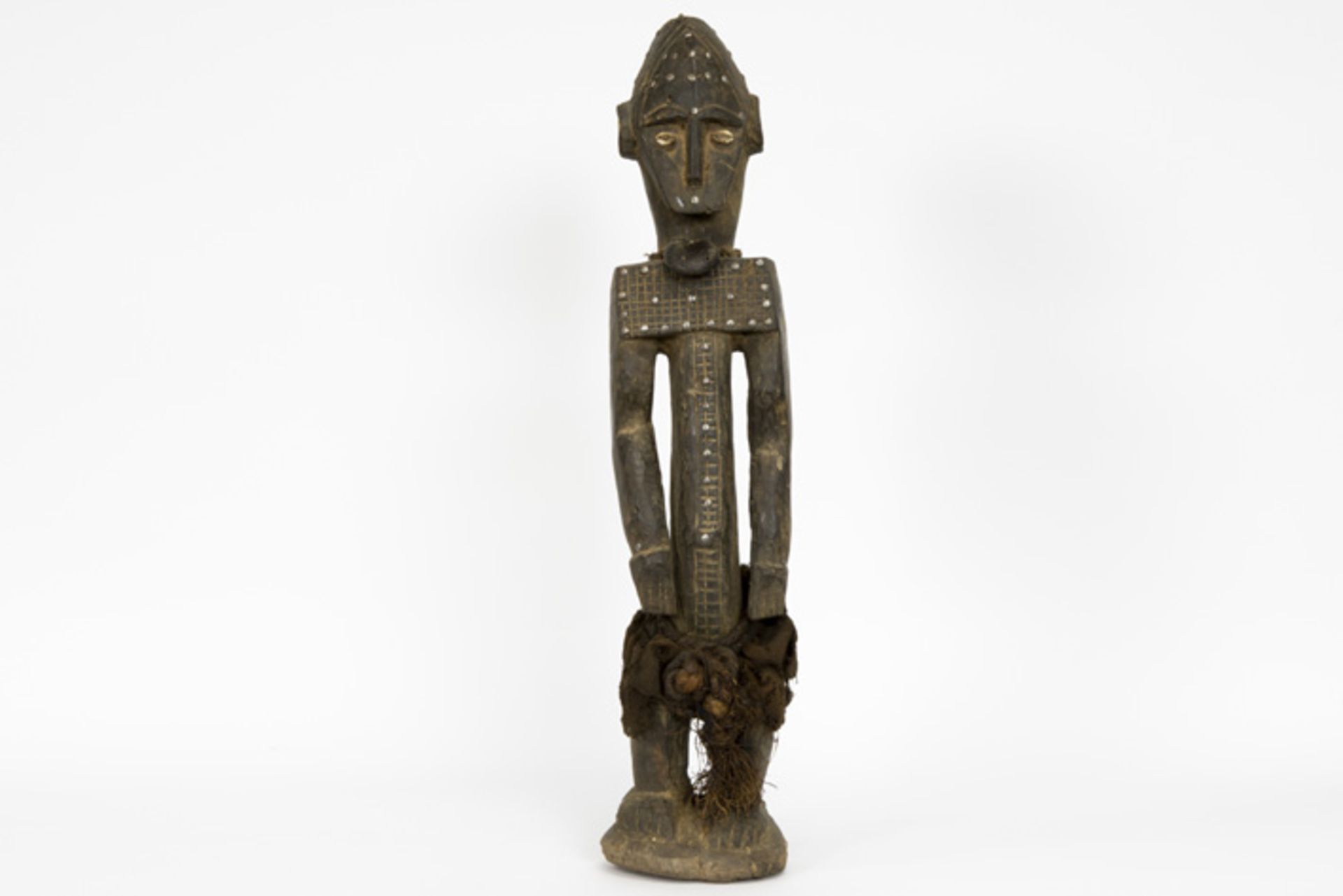 AFRIKA - KONGO "Metoko"- sculptuur in hout met koperbeslag, koord, textiel en schelpen - hoogte : 74