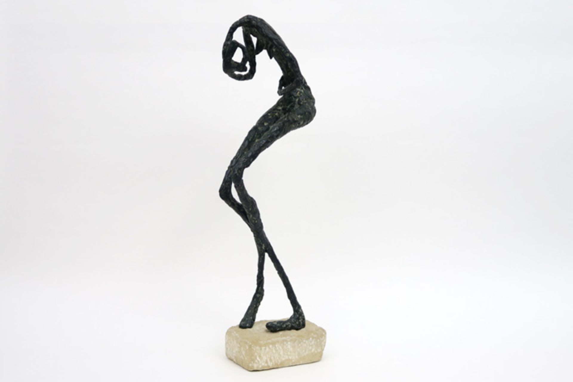 DE LOOZE JOZ (1925 - 2011) sculptuur met metaalframe en resinette op een stenen basis en met een - Image 3 of 5