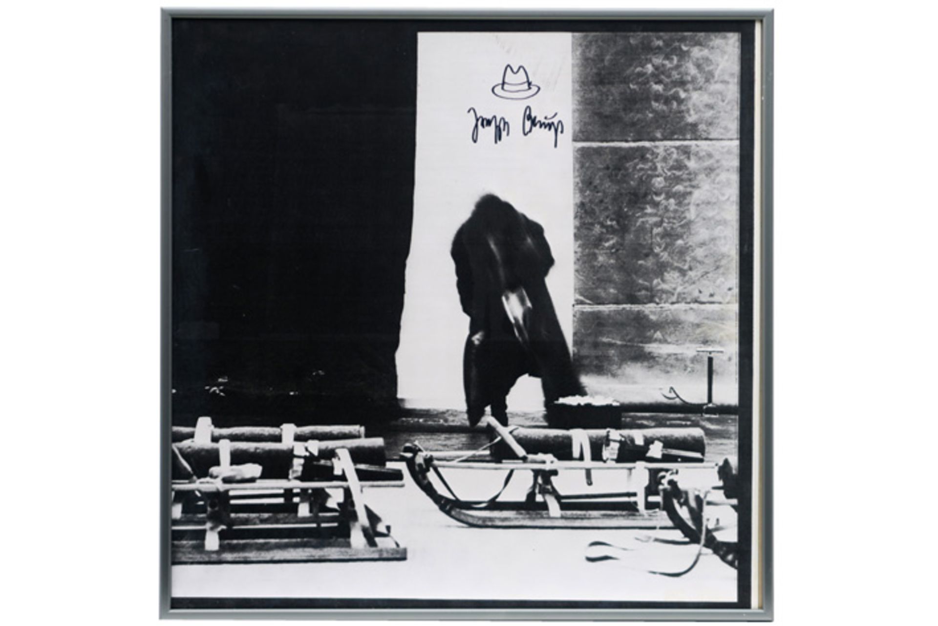 BEUYS JOSEPH (1921 - 1986) zwart-wit fotoprint uit de "3 Tonnen" - editie met sledes - 45 x 44,5 - Bild 2 aus 3