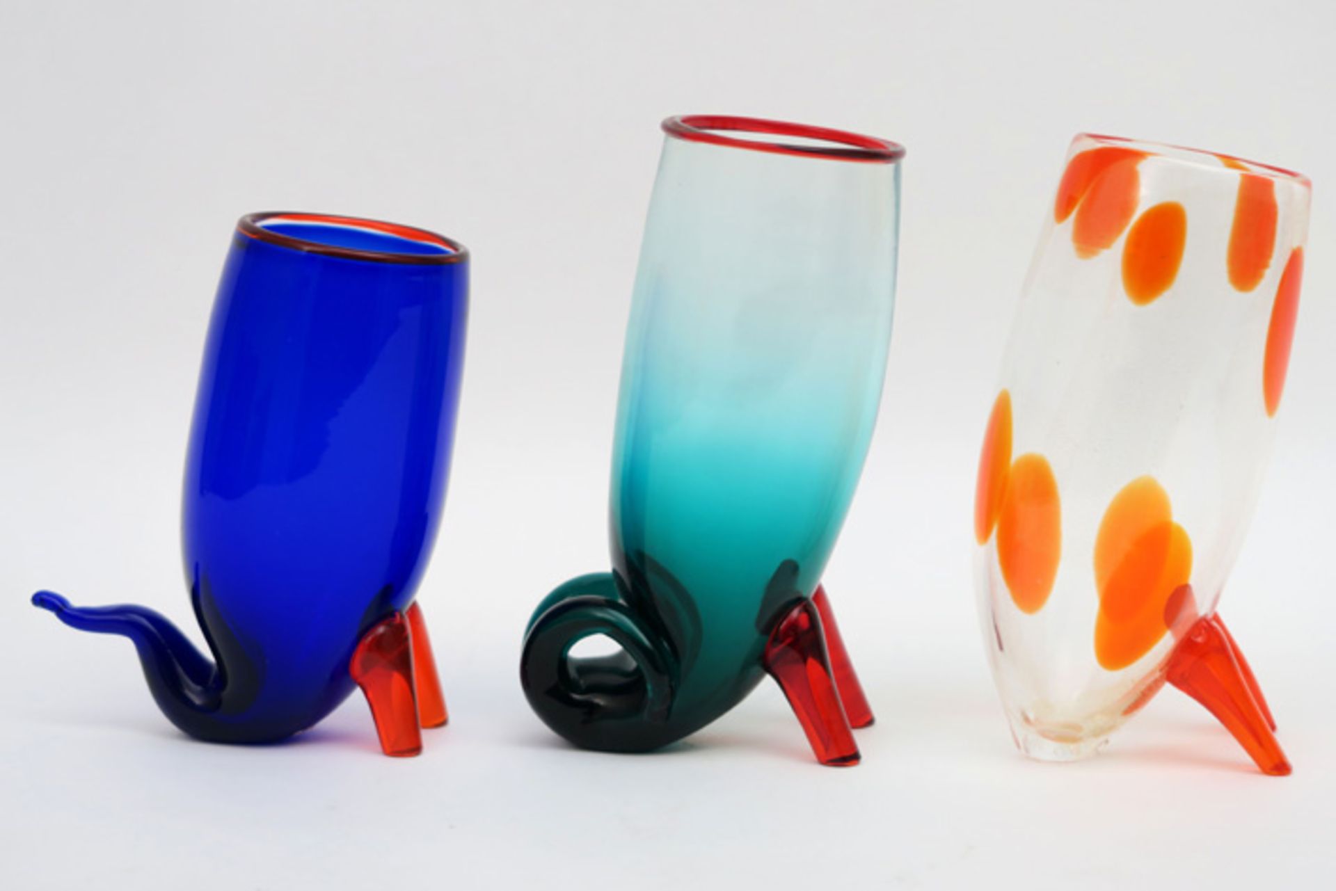 ROSIN MARIA GRACIA (° 1958) lot van drie glazen met een typische vormgeving in gekleurd glas - - Image 2 of 5