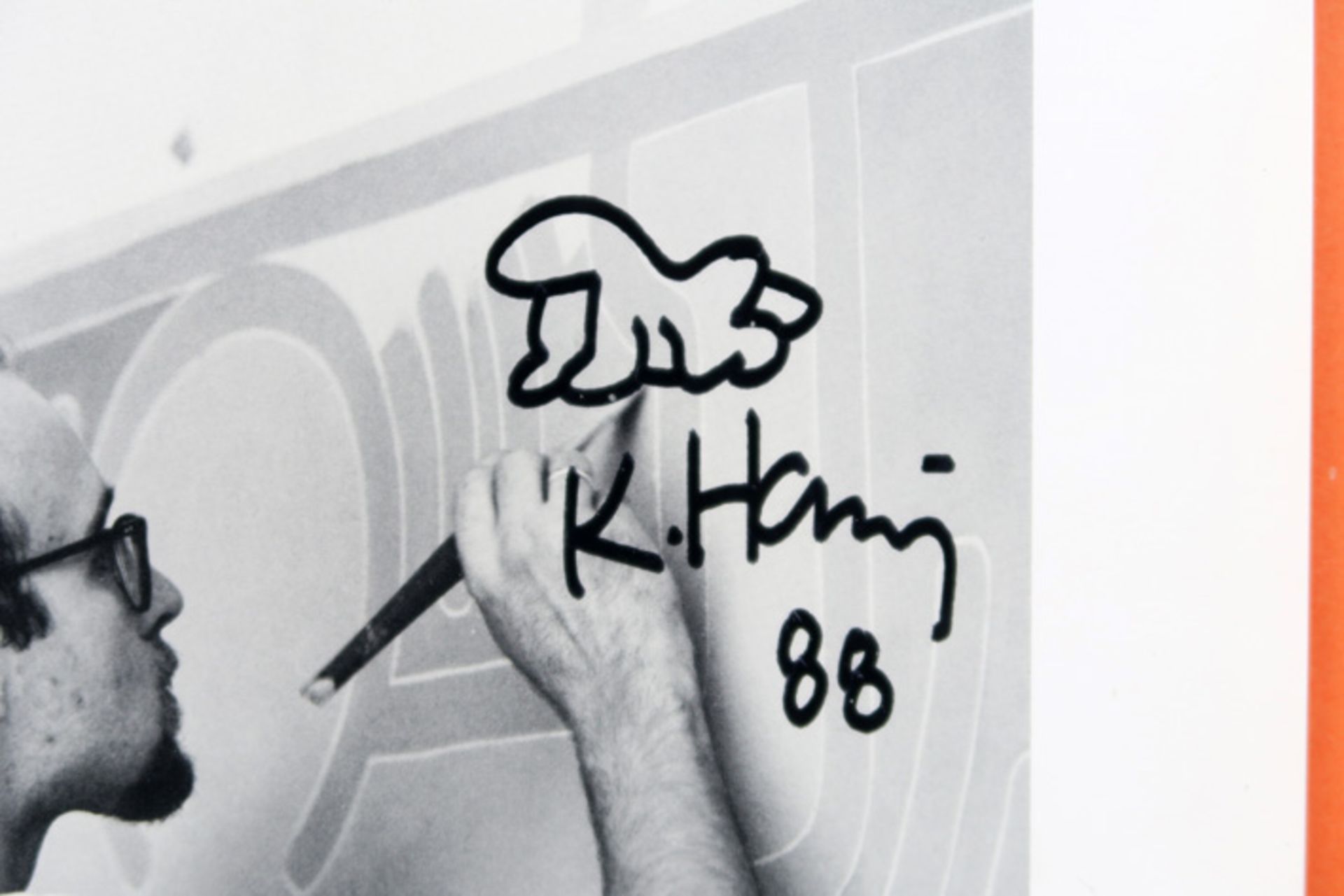 HARING KEITH (1958 - 1990) tekening op een zwart/wit fotoprint met Haring - 30 x 22 getekend en - Image 3 of 4