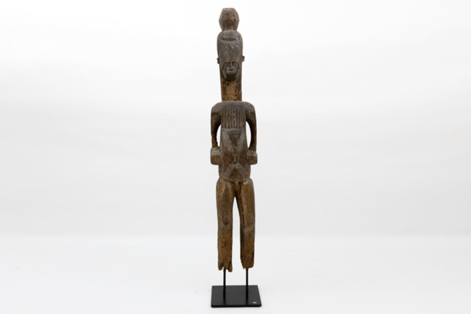 Vrij grote Afrikaanse totemsculptuur in hout : "Mannelijk figuur" - hoogte : 158 cm - gemonteerd ||