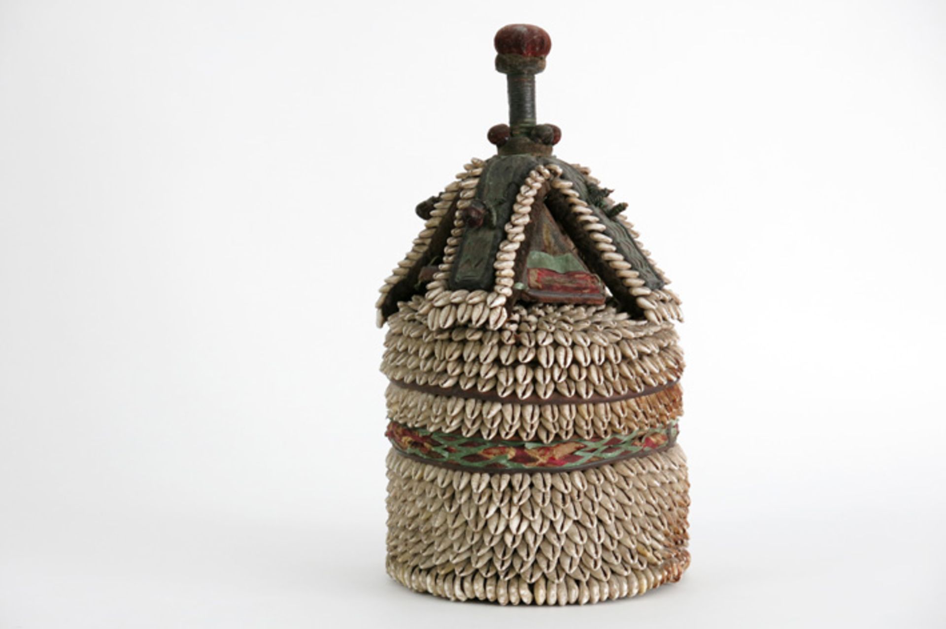 AFRIKA - NIGERIA goede oude zgn geestendoos van de 'Yorouba' bekleed met kaurischelpen - hoogte : 40