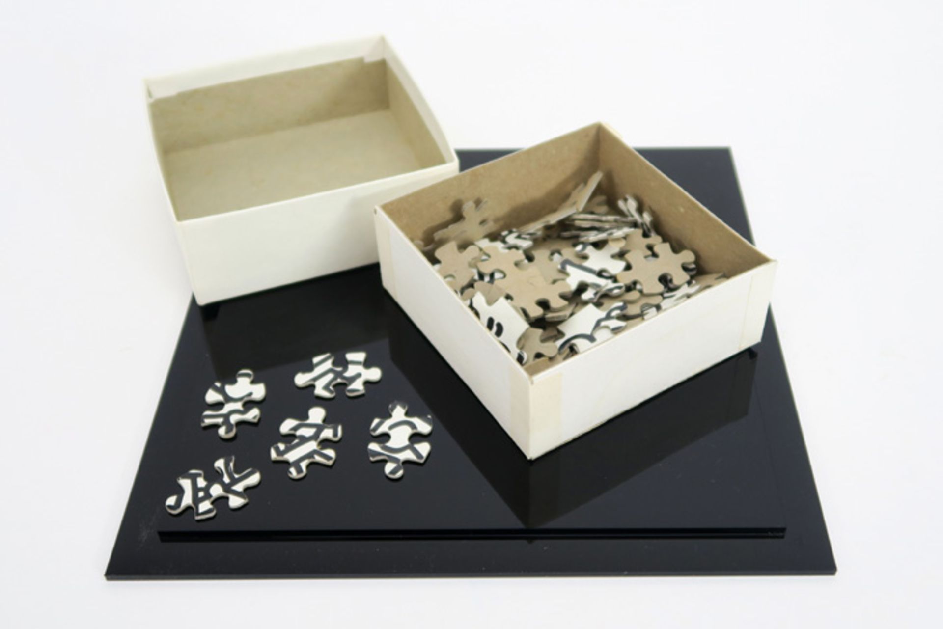 HARING KEITH (1958 - 1990) originele tekening op een doosje met puzzel (met 120 stukken) dd 1987 met - Image 3 of 4