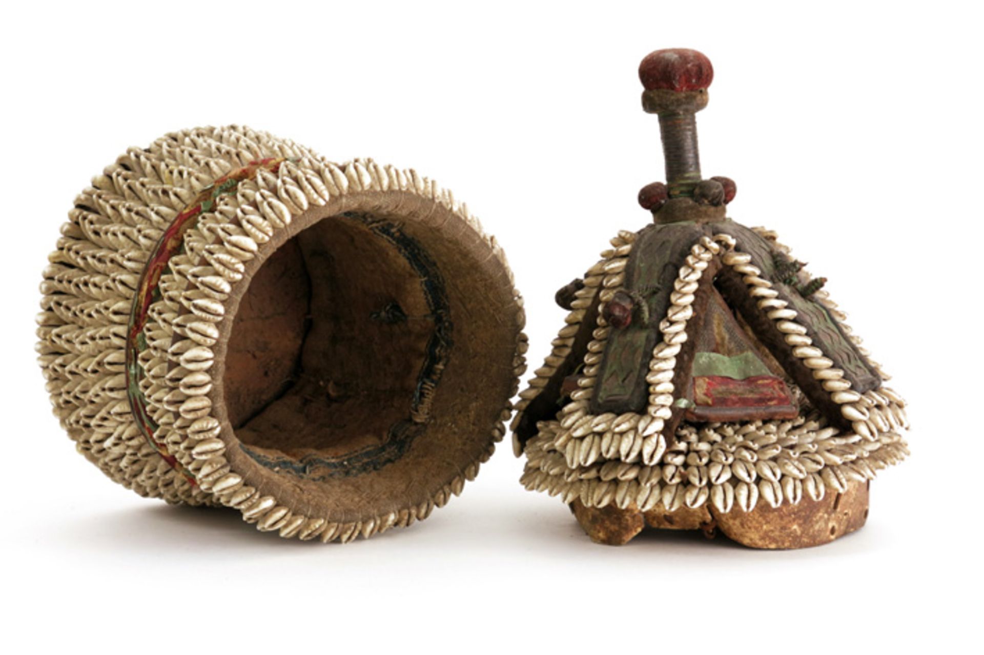 AFRIKA - NIGERIA goede oude zgn geestendoos van de 'Yorouba' bekleed met kaurischelpen - hoogte : 40 - Image 2 of 2