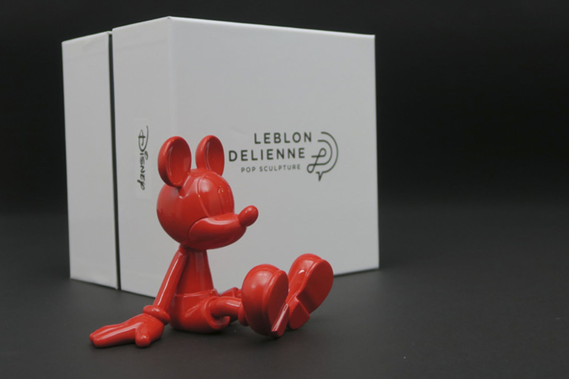 LEBLON DELIENNE & DISNEY "Mickey" sculptuur in hars (rode uitvoering) - hoogte : 12 cm gemerkt en