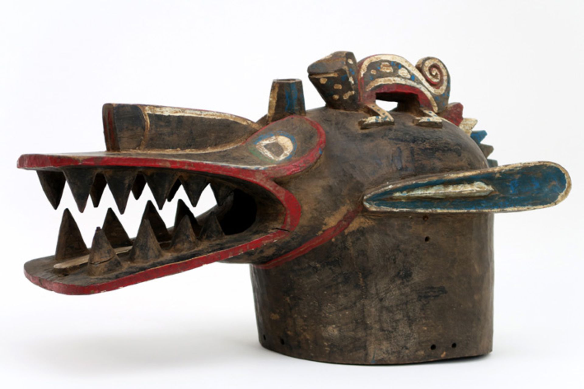 AFRIKA masker in de vorm van een krokodillenkop, bekroond met een gekko, in deels gepolychromeerd
