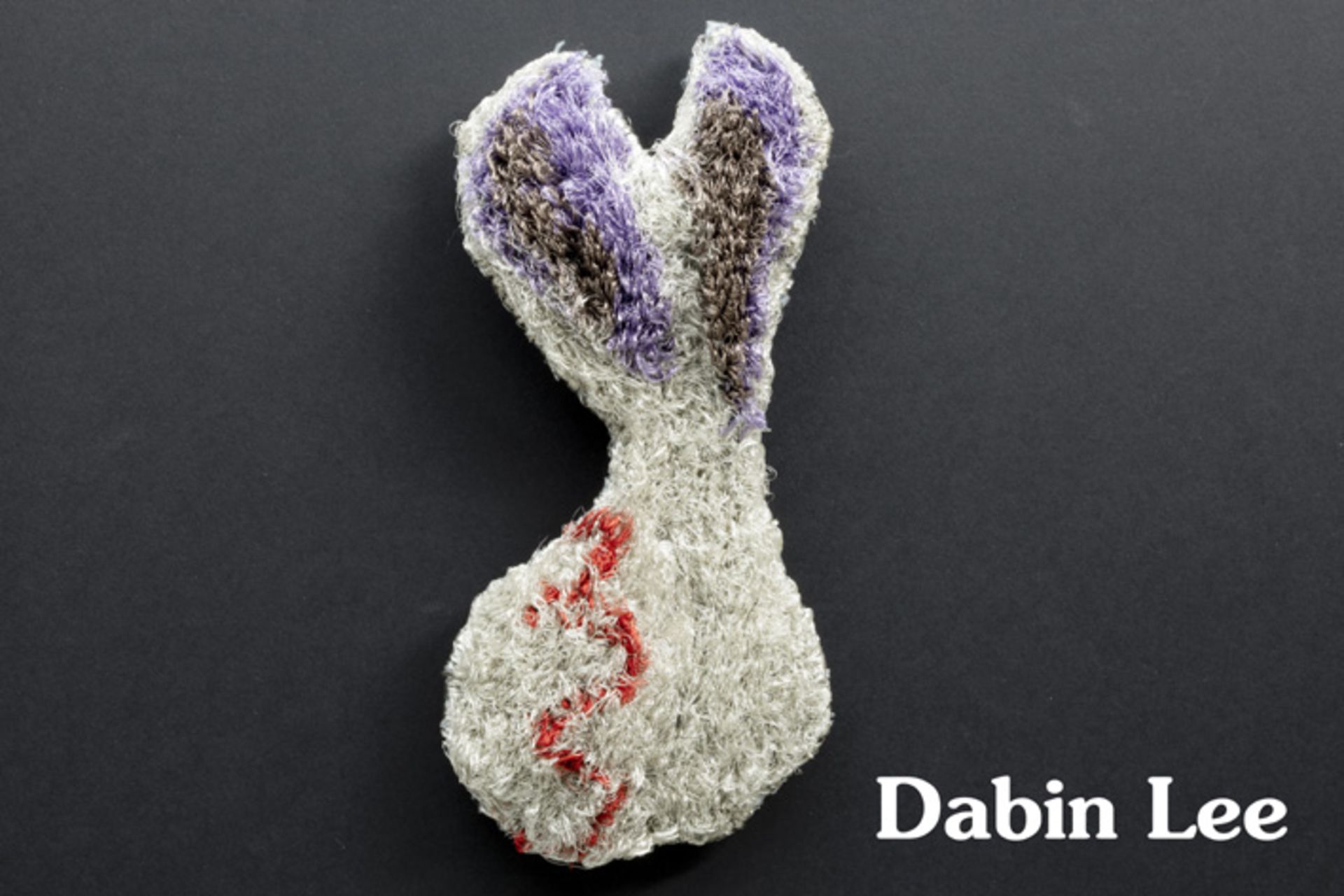 DABIN LEE (° 1996) (Korea) broche in metaal in verschillende kleuren uit de reeks "Down the Rabbit