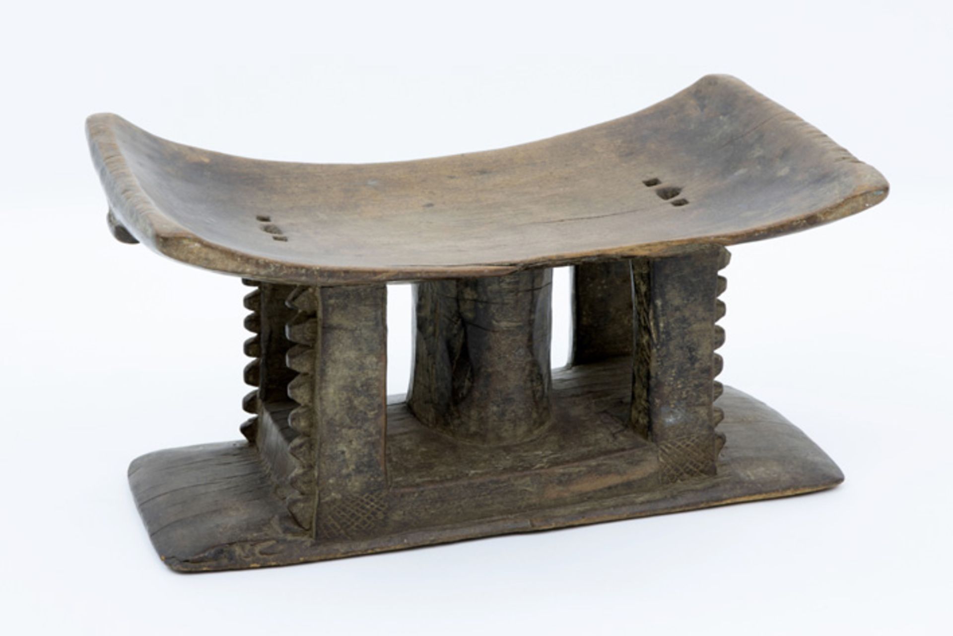 Antiek Afrikaans taboeretje in mooi gepatineerd hout - hoogte en breedte : 26 en 50 cm ||antique