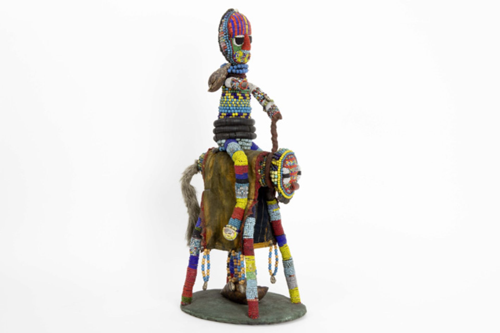 AFRIKA - NIGERIA mooie oude "Yoruba" sculptuur met kleurrijke kralen : "Ruiter" - hoogte : 61,5 cm