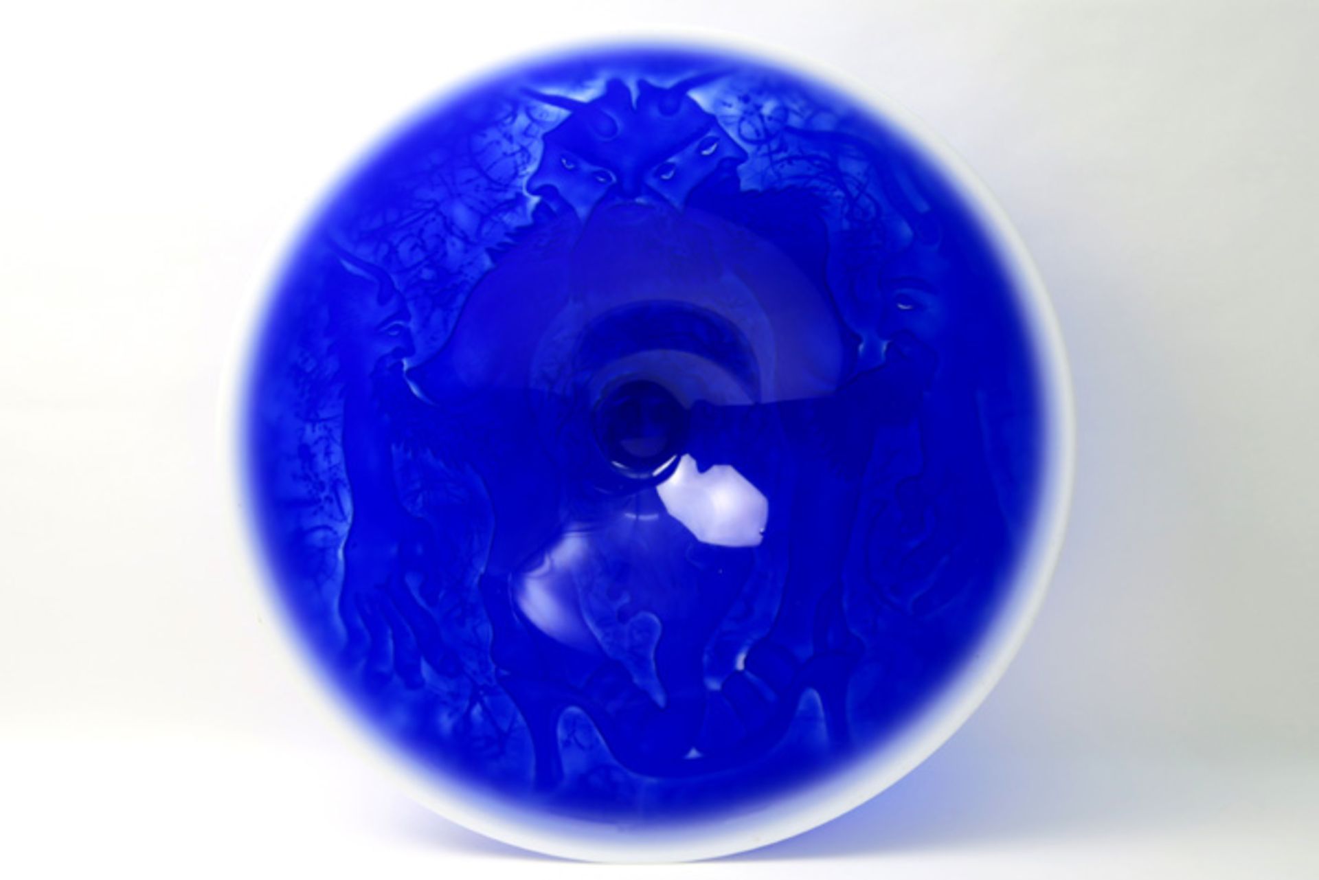 LEIBOVITZ EDWARD (1946 - 2019) grote schaal / sculptuur in blauw glas met reliëfdecor, eindigend - Image 3 of 3