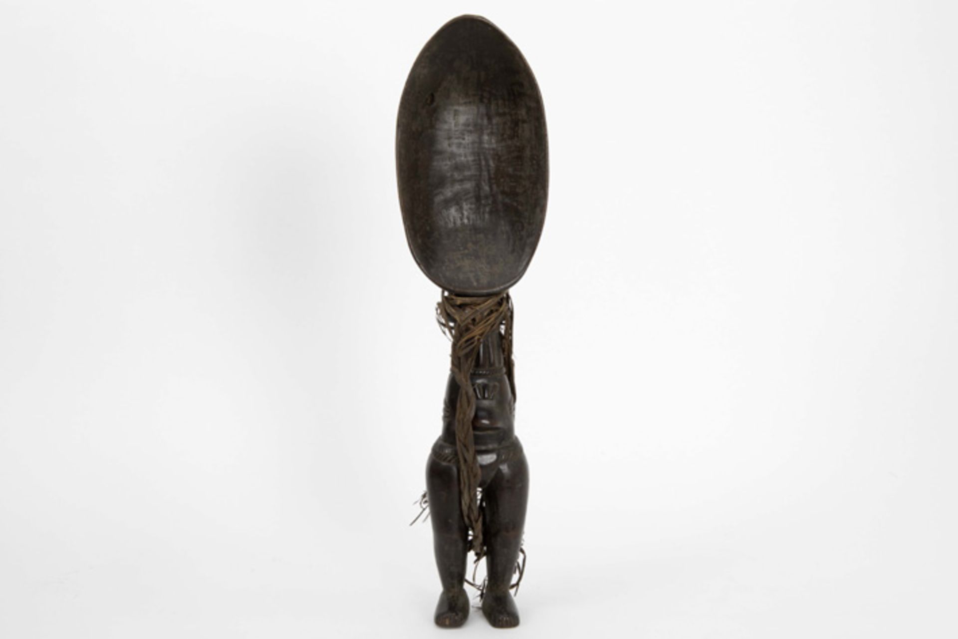 AFRIKA - IVOORKUST oude lepel met een menselijke corpus als greep van de "Baule" in mooi gepatineerd