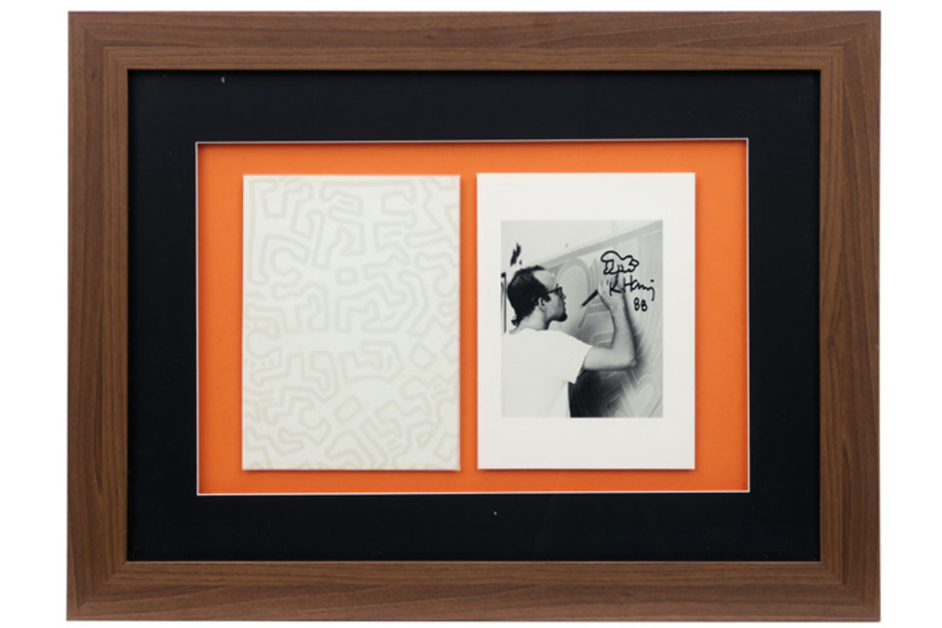 HARING KEITH (1958 - 1990) tekening op een zwart/wit fotoprint met Haring - 30 x 22 getekend en - Image 2 of 4
