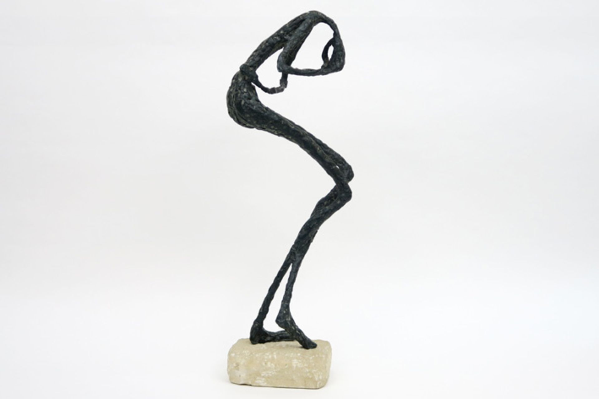 DE LOOZE JOZ (1925 - 2011) sculptuur met metaalframe en resinette op een stenen basis en met een