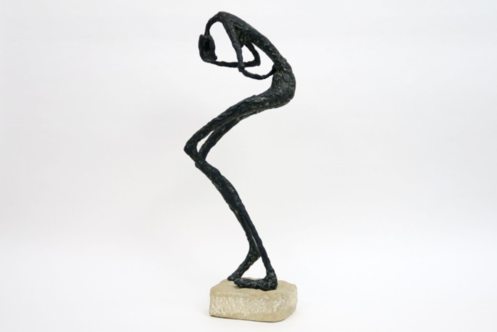 DE LOOZE JOZ (1925 - 2011) sculptuur met metaalframe en resinette op een stenen basis en met een - Image 4 of 5