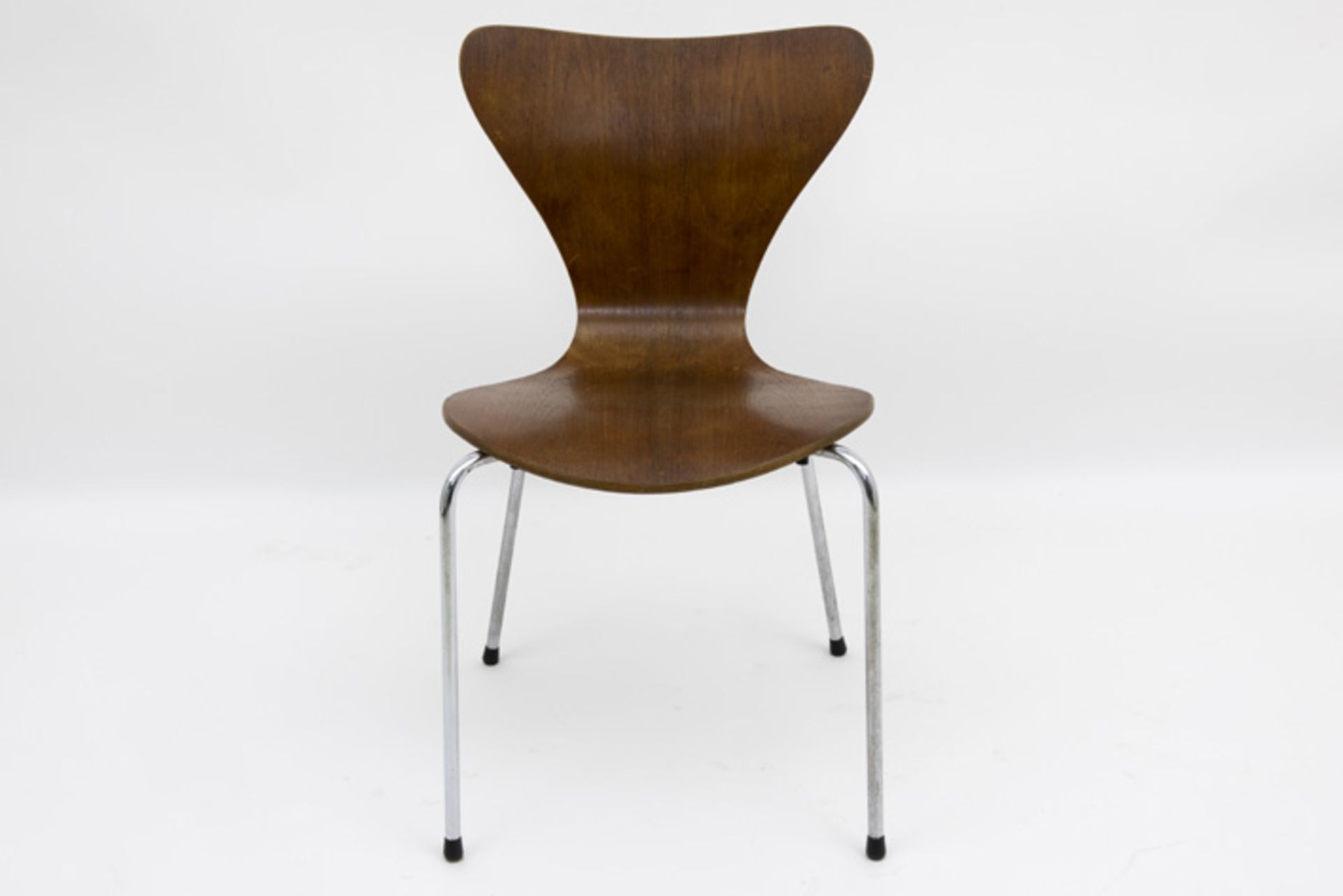 Zgn "Butterfly" - stoel naar het ontwerp van Jacobsen dd 1955 ||"Butterfly" chair after the Jacobsen