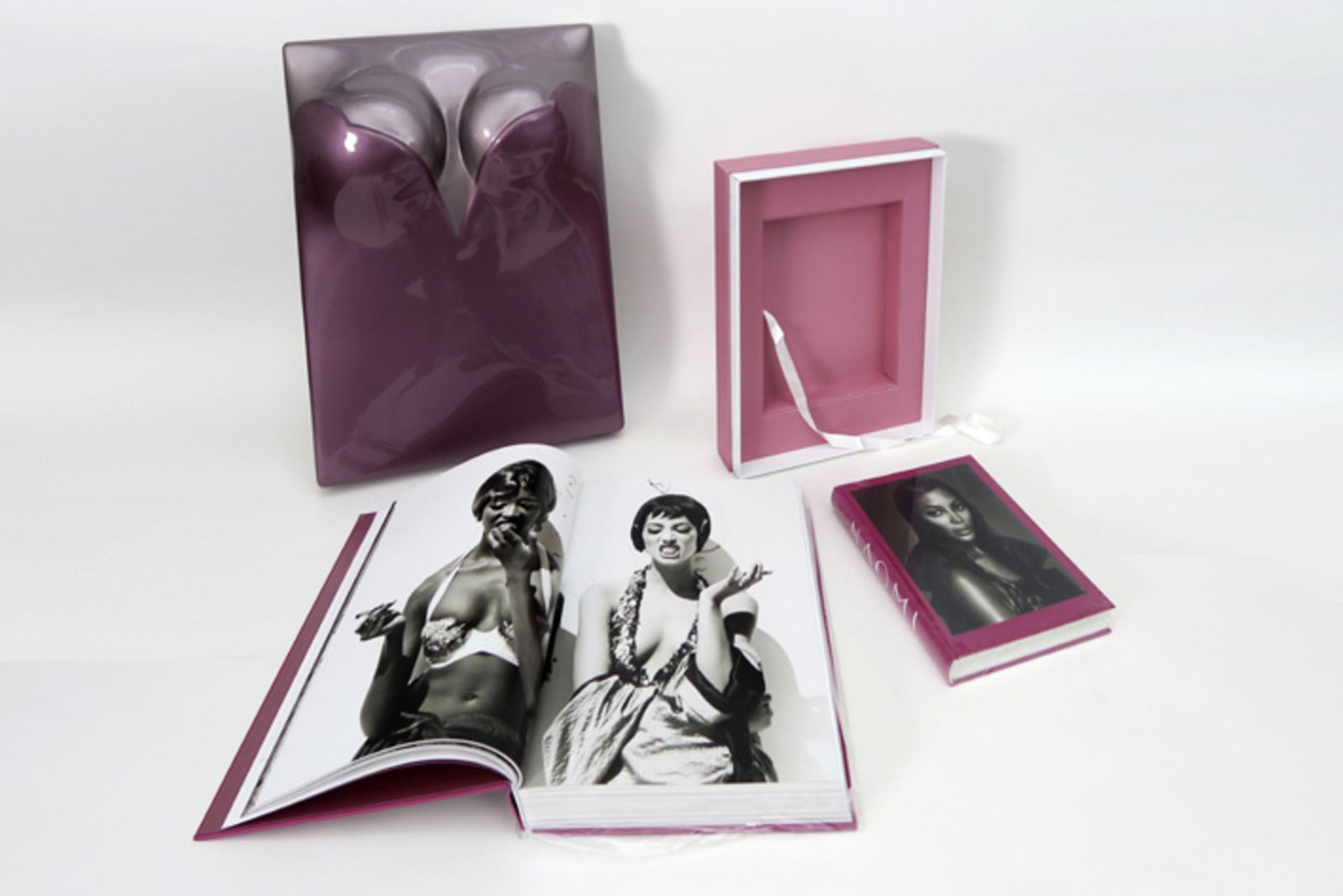 ALLEN JONES (° 1937) luxe editie van het Taschen-boek "Naomi" met wandsculptuur met torso van - Image 2 of 3