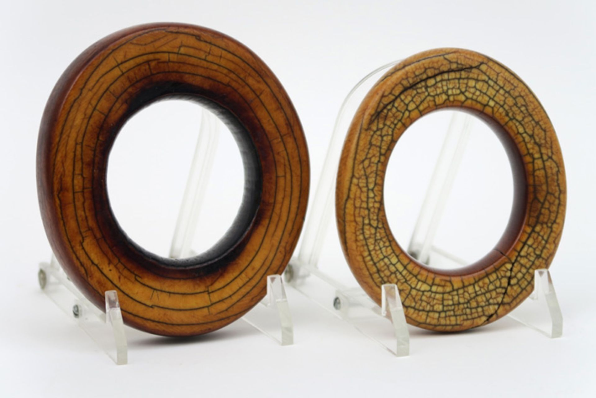 AFRIKA - KONGO twee oude armbanden in ivoor ||two old Congolese ivory bracelets - Image 3 of 3